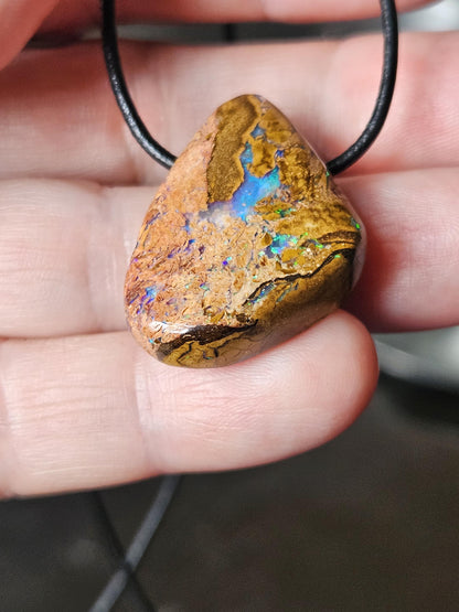 Magischer Boulder Opal Anhänger,"Atlantis Love", 32 x 23 x 9 mm, gebohrt, an verstellbarem Lederband, beidseitig tragbar