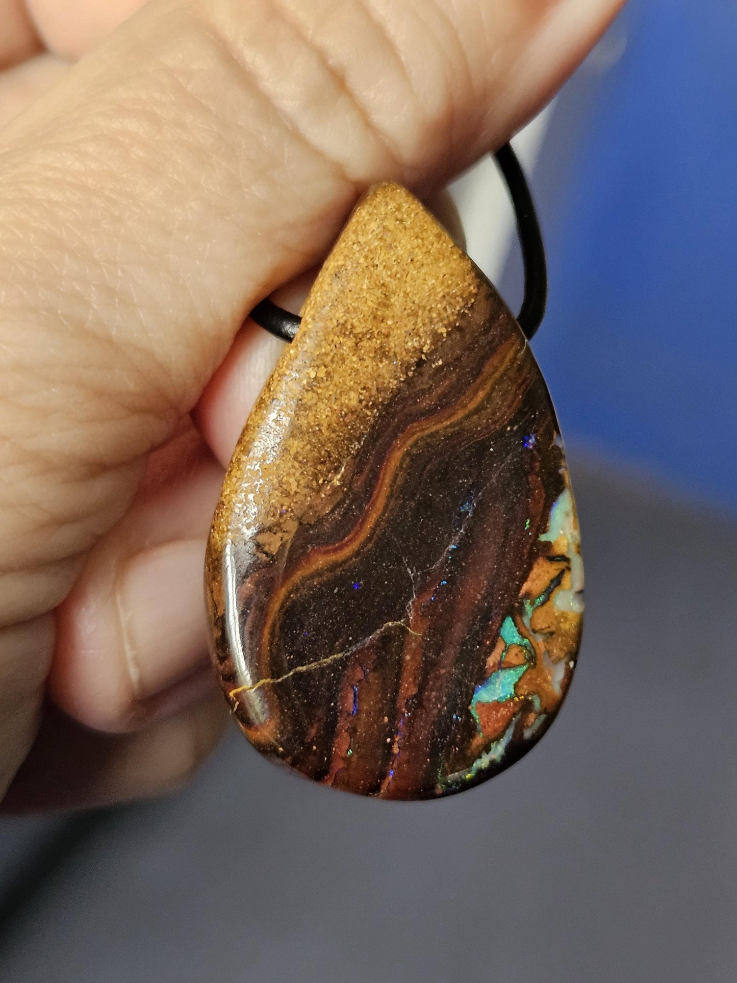 Bezaubernder Boulder Opal, Boulderopal Anhänger, "Drop of Jupiter", 38 x 23 x 9 mm, gebohrt, an verstellbarem Lederband