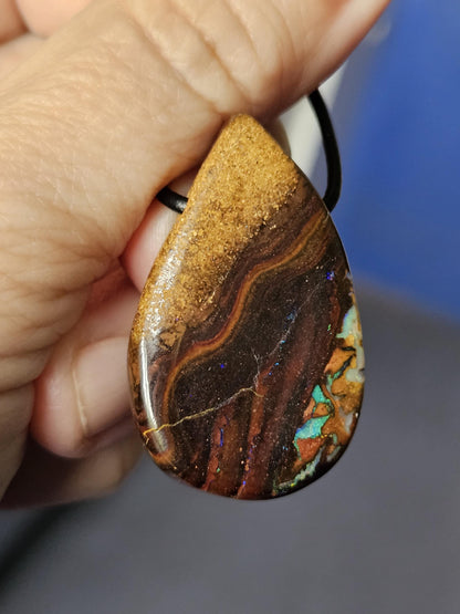 Bezaubernder Boulder Opal, Boulderopal Anhänger, "Drop of Jupiter", 38 x 23 x 9 mm, gebohrt, an verstellbarem Lederband