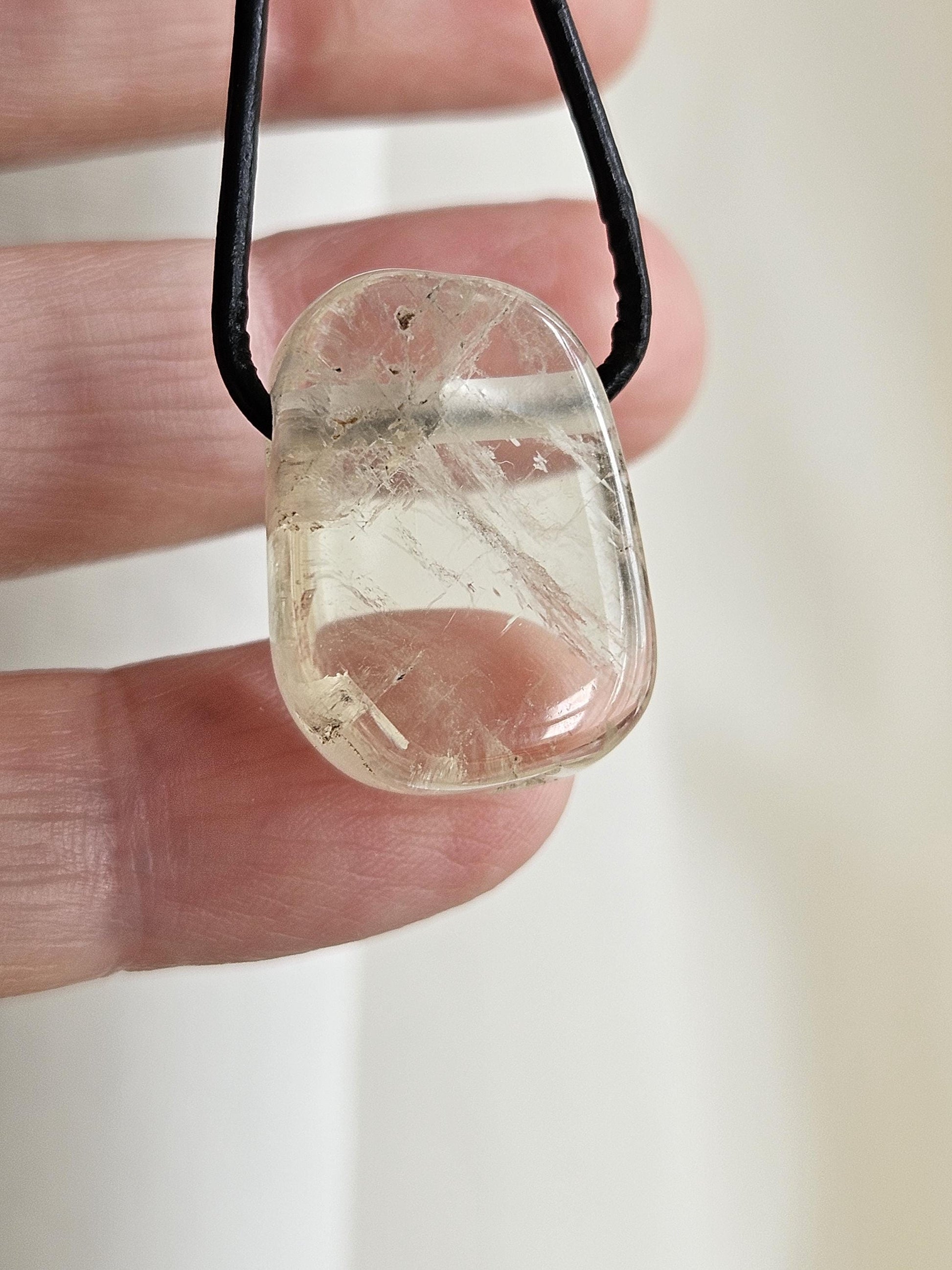 Magischer gelber Hiddenit Spodumen Anhänger, 28 x 16 x 10 mm, gebohrt, an verstellbarem Lederband