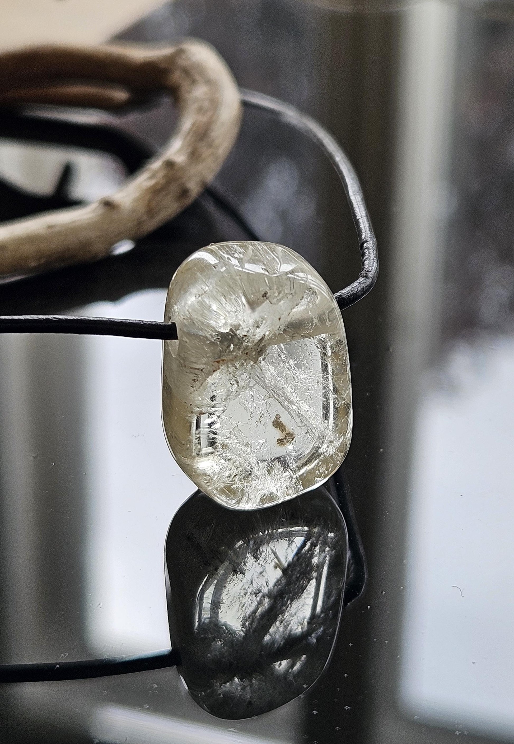 Magischer gelber Hiddenit Spodumen Anhänger, 28 x 16 x 10 mm, gebohrt, an verstellbarem Lederband