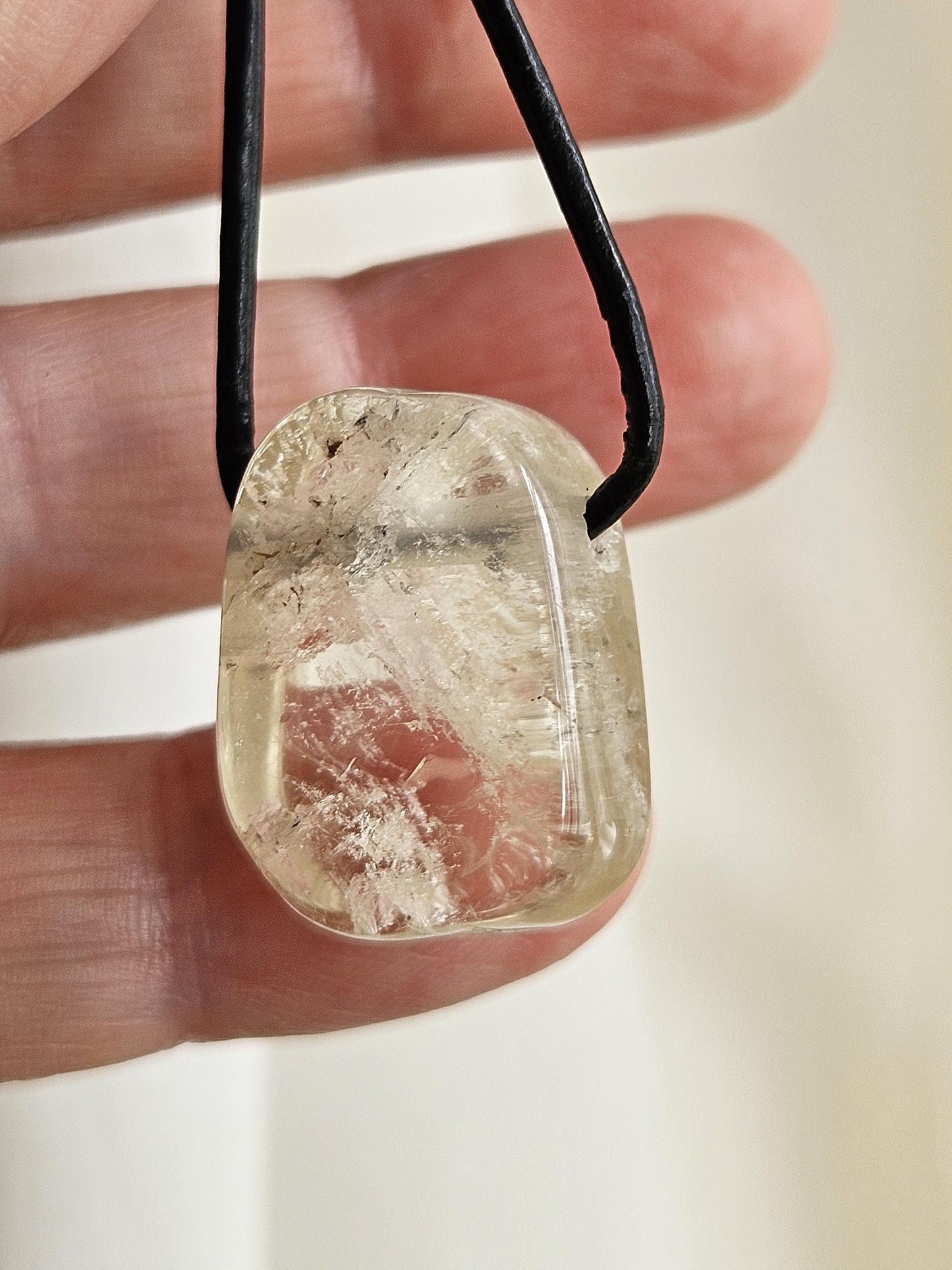 Magischer gelber Hiddenit Spodumen Anhänger, 28 x 16 x 10 mm, gebohrt, an verstellbarem Lederband