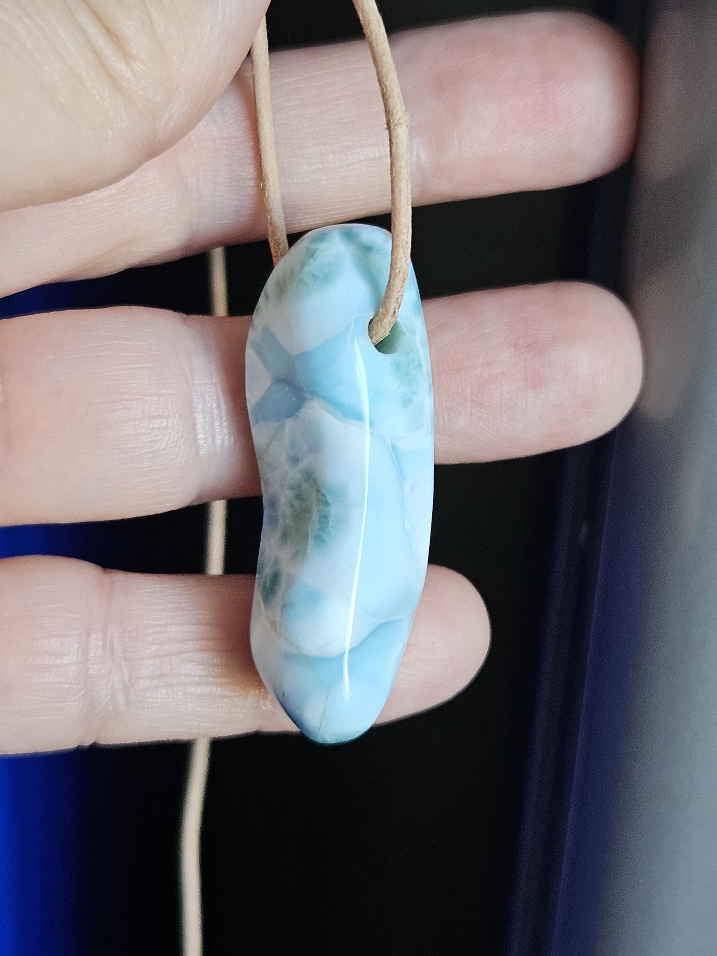 Traum von Larimar, Stein aus Atlantis, Anhänger, 45 x 18 x 12 mm, gebohrt, Larimar Anhänger, Larimar am Lederband 16,13 g, 89,70 ct.