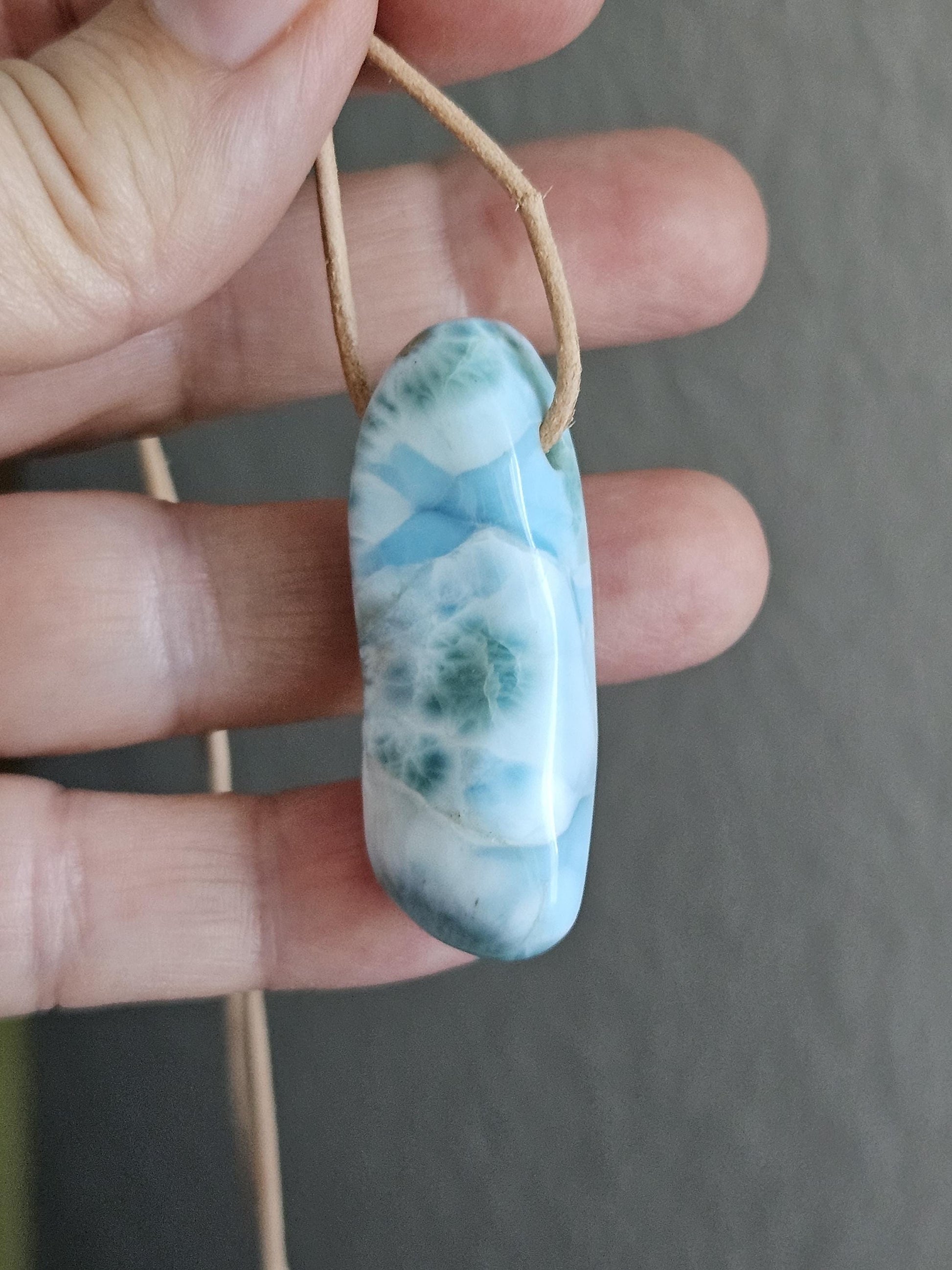 Traum von Larimar, Stein aus Atlantis, Anhänger, 45 x 18 x 12 mm, gebohrt, Larimar Anhänger, Larimar am Lederband 16,13 g, 89,70 ct.