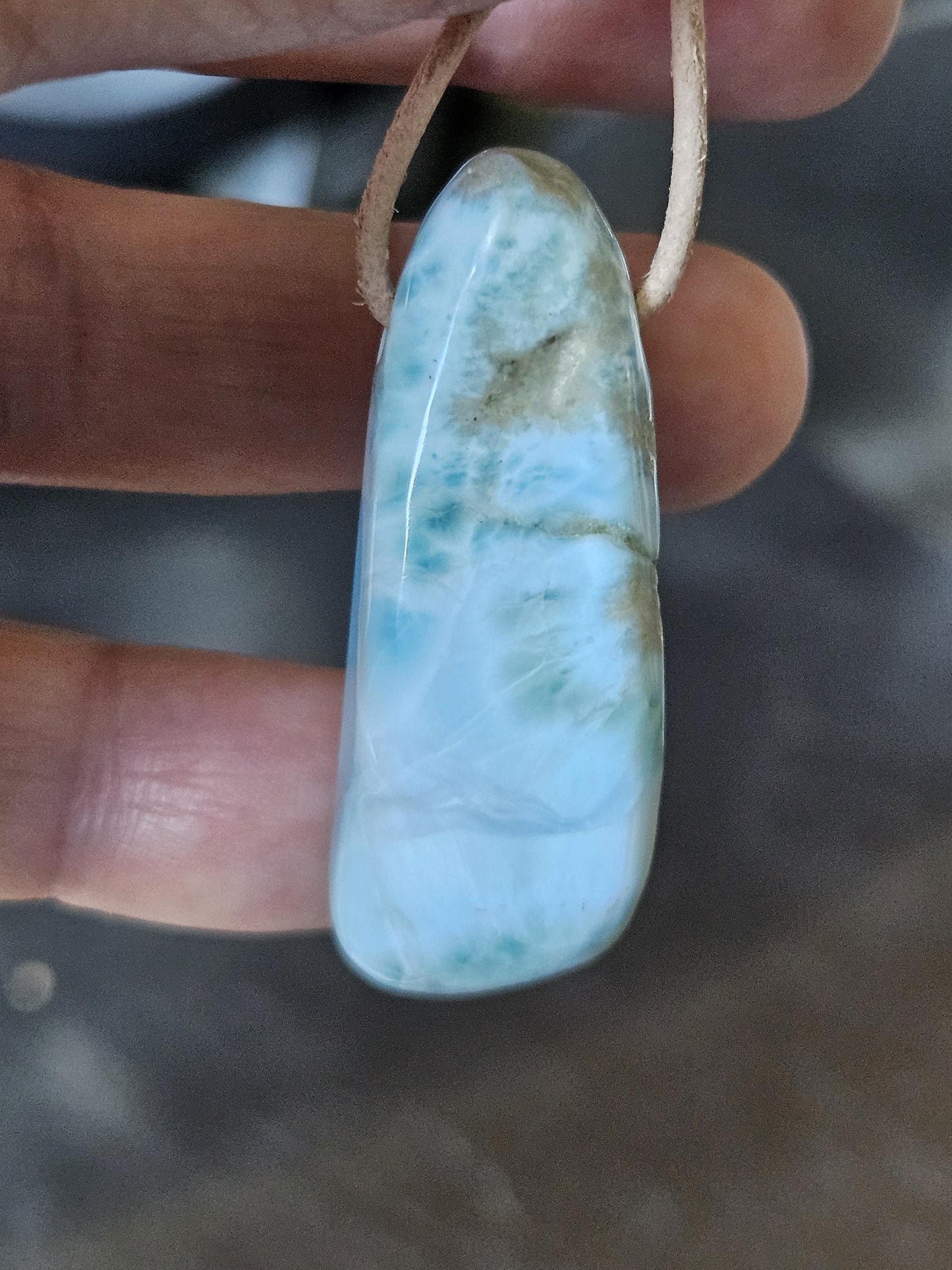 Traum von Larimar, Stein aus Atlantis, Anhänger, 45 x 18 x 12 mm, gebohrt, Larimar Anhänger, Larimar am Lederband 16,13 g, 89,70 ct.