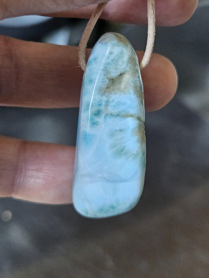 Traum von Larimar, Stein aus Atlantis, Anhänger, 45 x 18 x 12 mm, gebohrt, Larimar Anhänger, Larimar am Lederband 16,13 g, 89,70 ct.