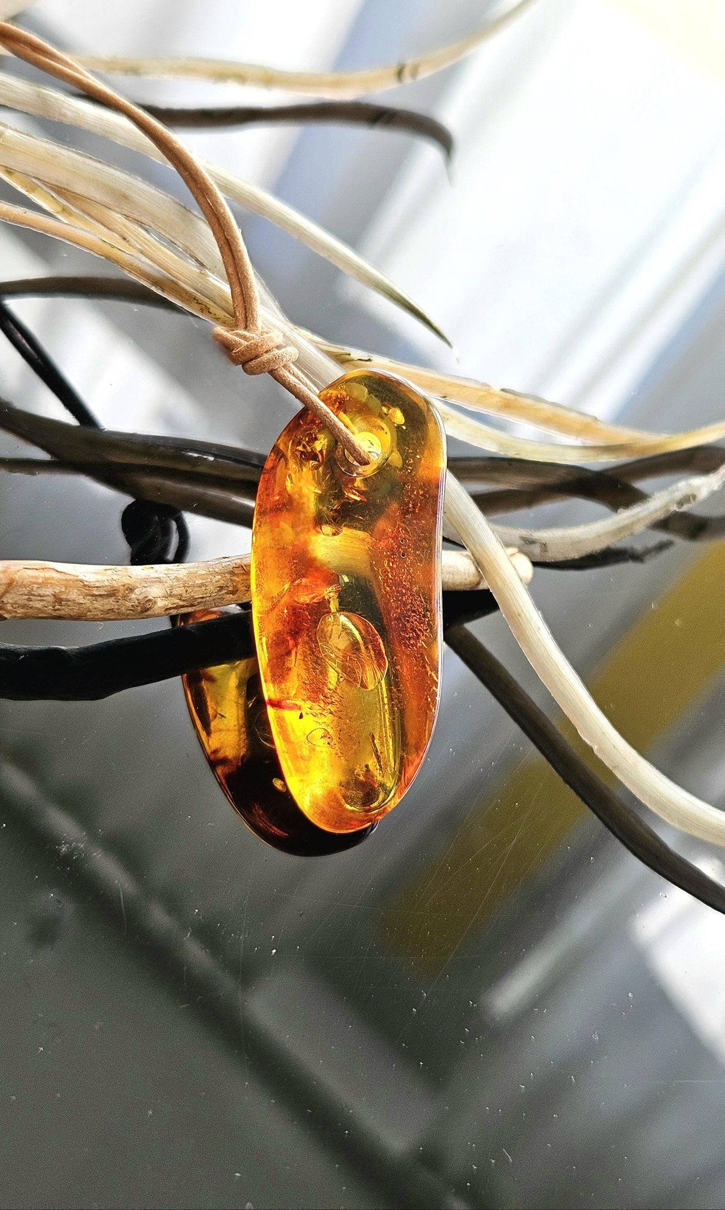 Feiner Bernstein Anhänger, mit Einschlüssen von Blüten Blätterskelett Bernstein Amulett, gebohrt 54 x 24 x 14 mm, an verstellbarem Lederband