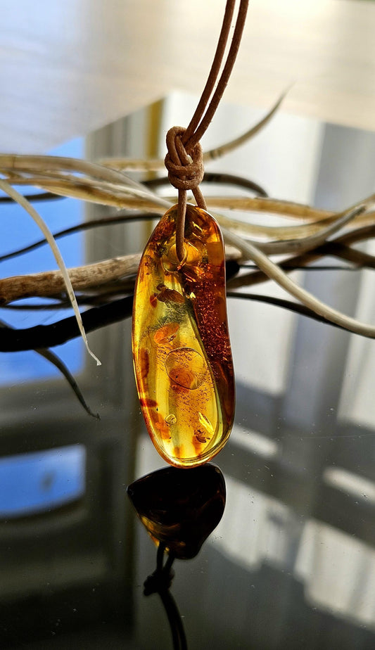 Feiner Bernstein Anhänger, mit Einschlüssen von Blüten Blätterskelett Bernstein Amulett, gebohrt 54 x 24 x 14 mm, an verstellbarem Lederband