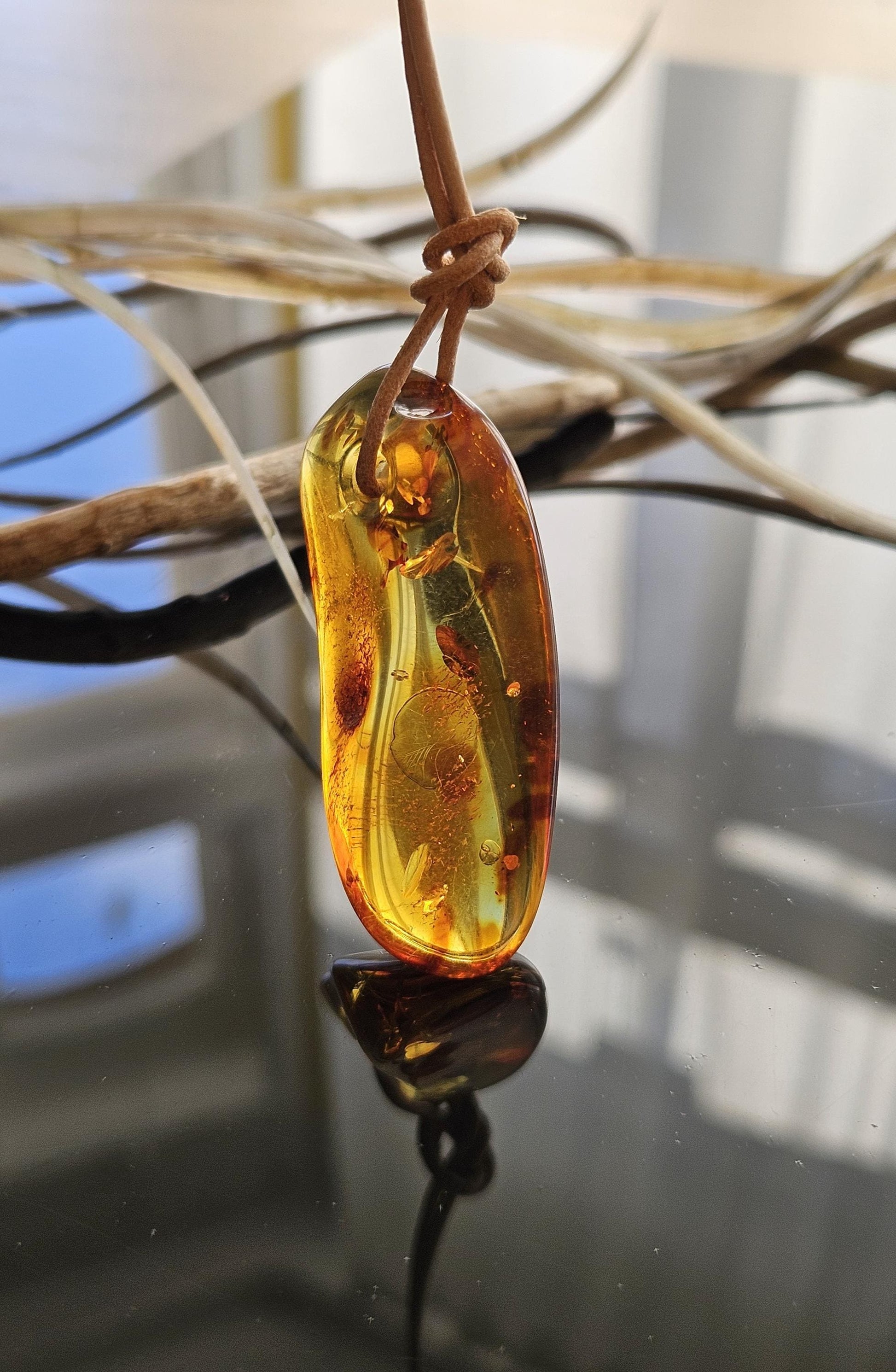 Feiner Bernstein Anhänger, mit Einschlüssen von Blüten Blätterskelett Bernstein Amulett, gebohrt 54 x 24 x 14 mm, an verstellbarem Lederband