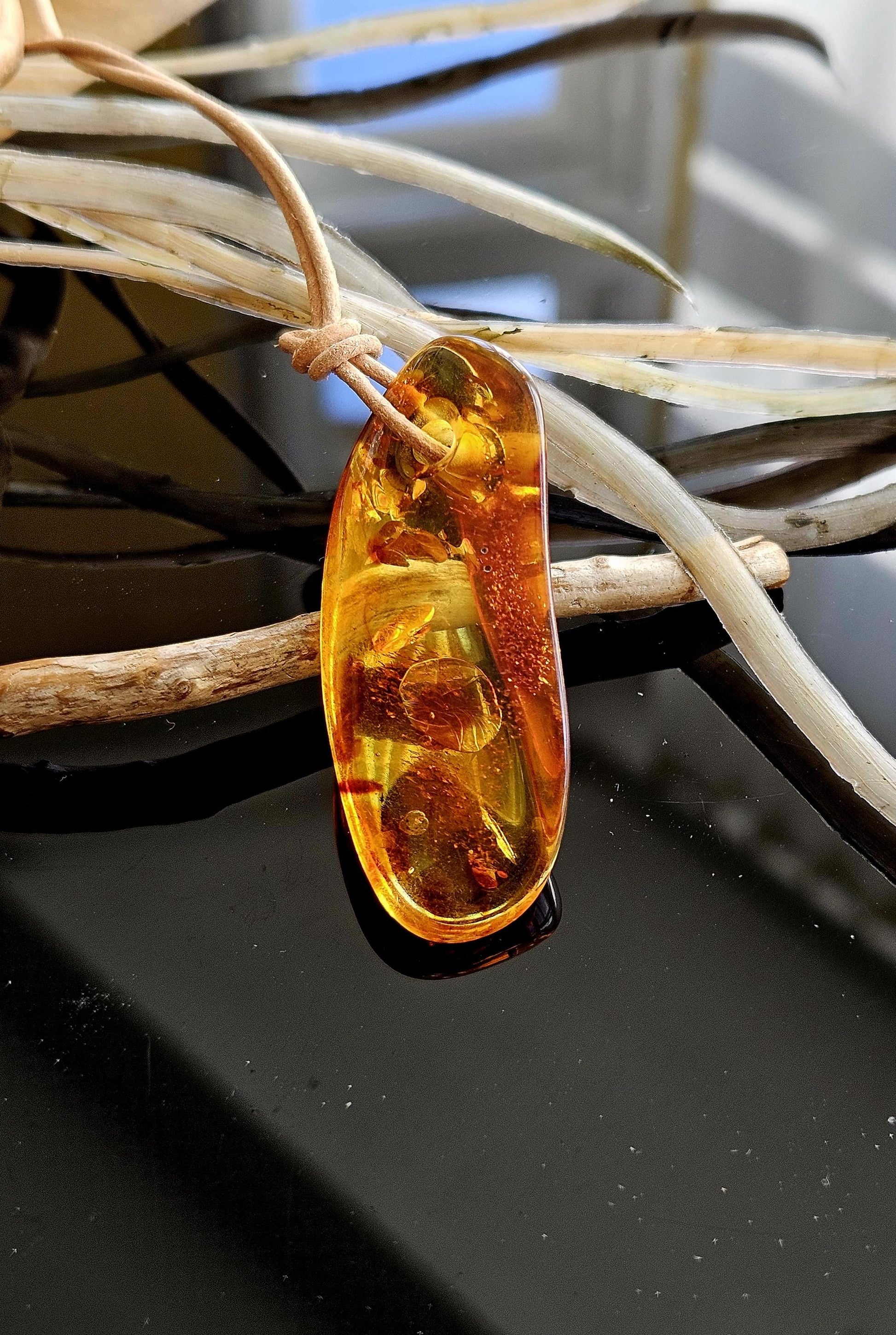 Feiner Bernstein Anhänger, mit Einschlüssen von Blüten Blätterskelett Bernstein Amulett, gebohrt 54 x 24 x 14 mm, an verstellbarem Lederband