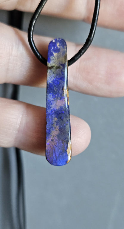 Boulder Opal Anhänger,"Long Blue", 37 x 8 x 8 mm, gebohrt, an verstellbarem Lederband
