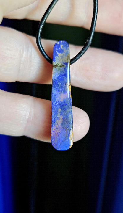 Boulder Opal Anhänger,"Long Blue", 37 x 8 x 8 mm, gebohrt, an verstellbarem Lederband