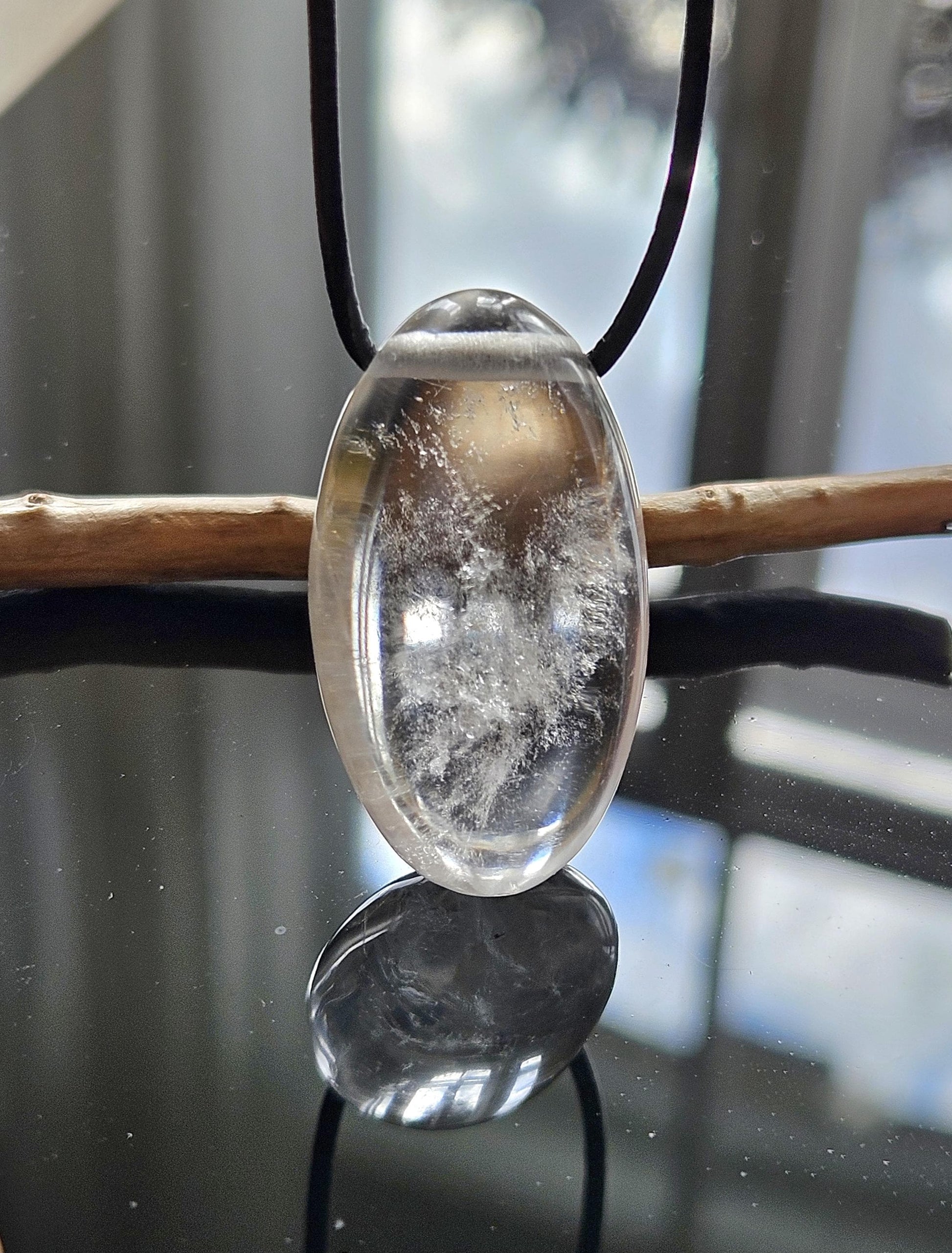 Bergkristall Anhänger, 36 x 21 x 16 mm, gebohrt, an verstellbarem Lederband
