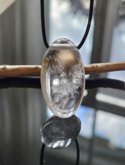 Bergkristall Anhänger, 36 x 21 x 16 mm, gebohrt, an verstellbarem Lederband