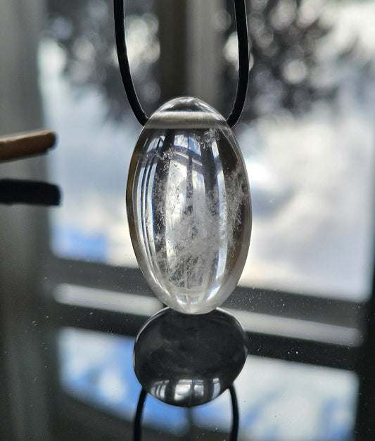 Bergkristall Anhänger, 36 x 21 x 16 mm, gebohrt, an verstellbarem Lederband