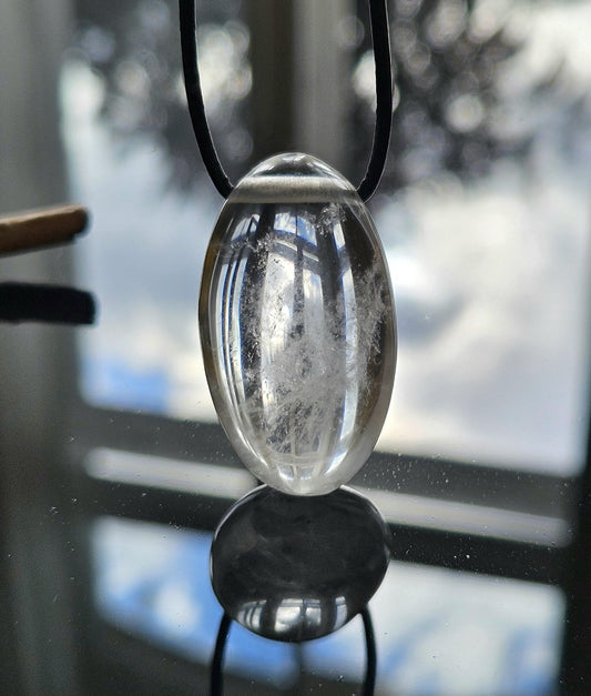 Bergkristall Anhänger, 36 x 21 x 16 mm, gebohrt, an verstellbarem Lederband