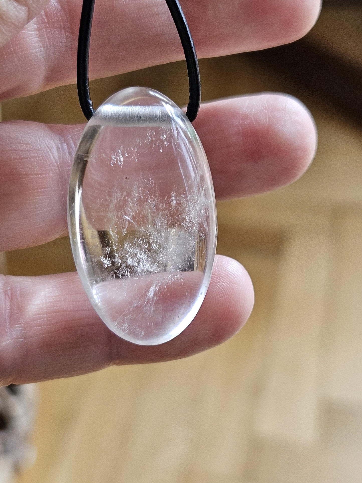 Bergkristall Anhänger, 36 x 21 x 16 mm, gebohrt, an verstellbarem Lederband