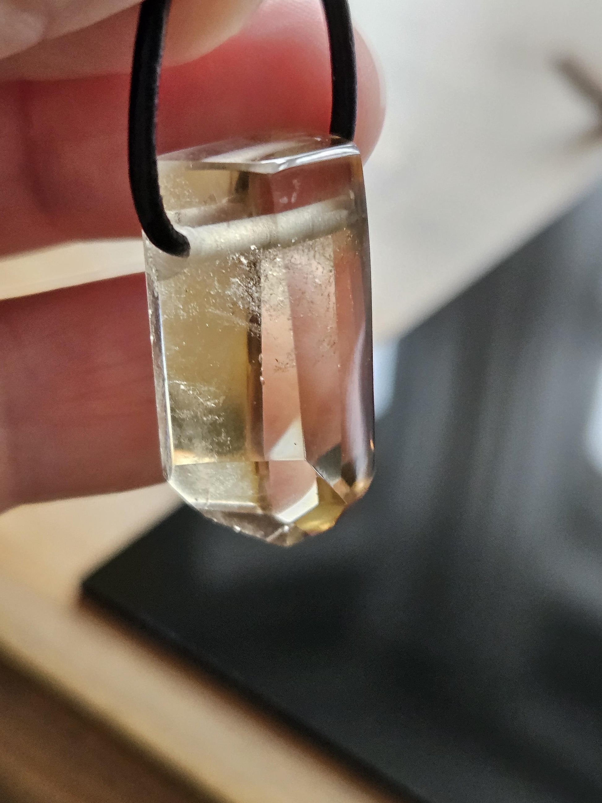 Citrin Kristall unbehandelt ungebrannt Citrin Spitze, 28 x 15 x 10 mm, gebohrt, an verstellbarem Lederband