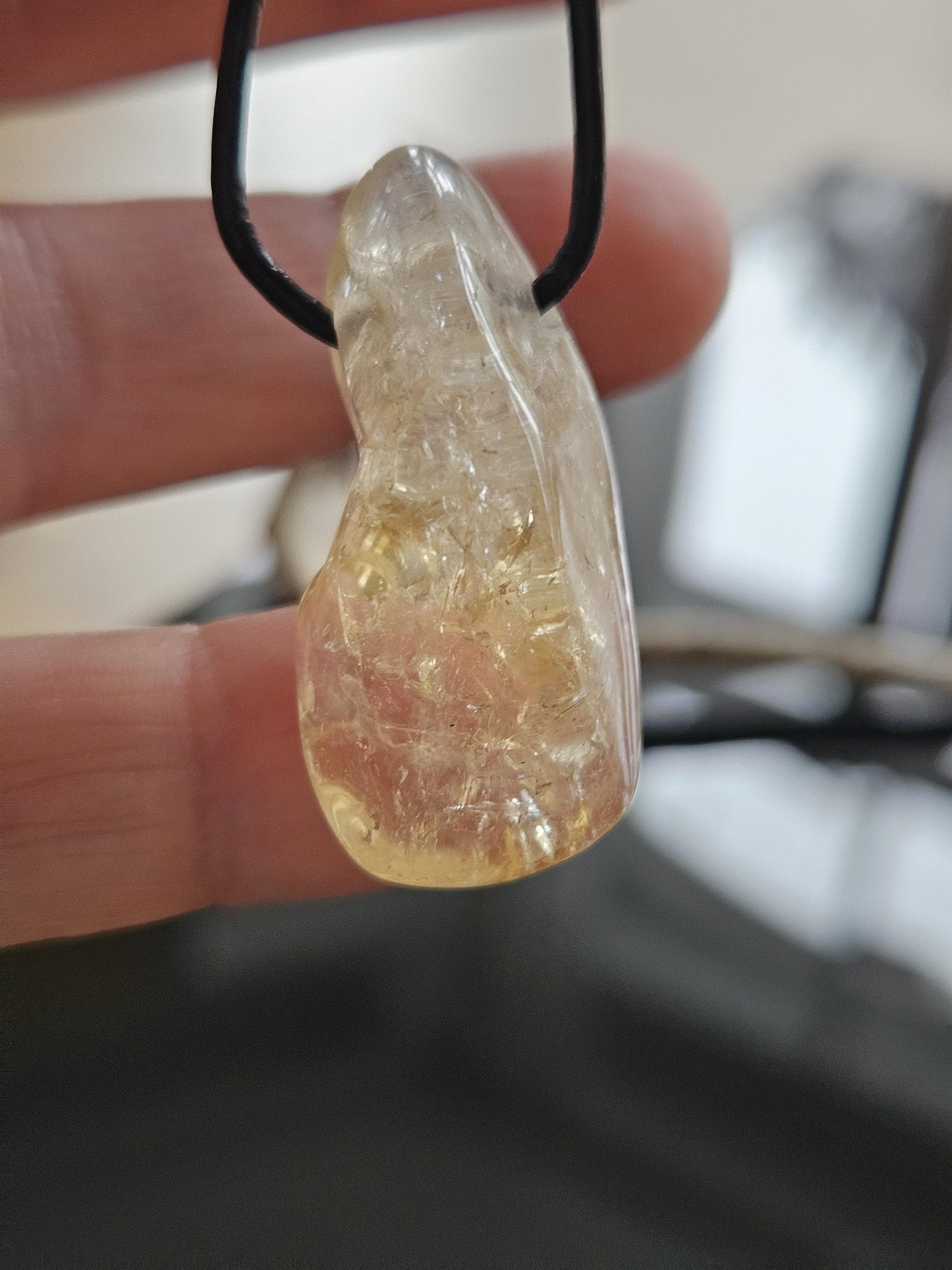 Golden Healer Bergkristall mit Citrin, 36 x 17 x 12 mm, gebohrt, an verstellbarem Lederband