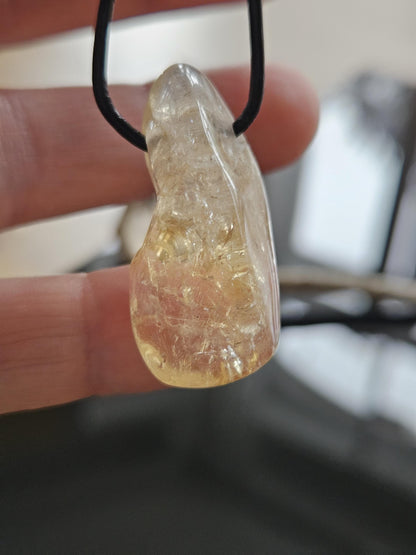Golden Healer Bergkristall mit Citrin, 36 x 17 x 12 mm, gebohrt, an verstellbarem Lederband