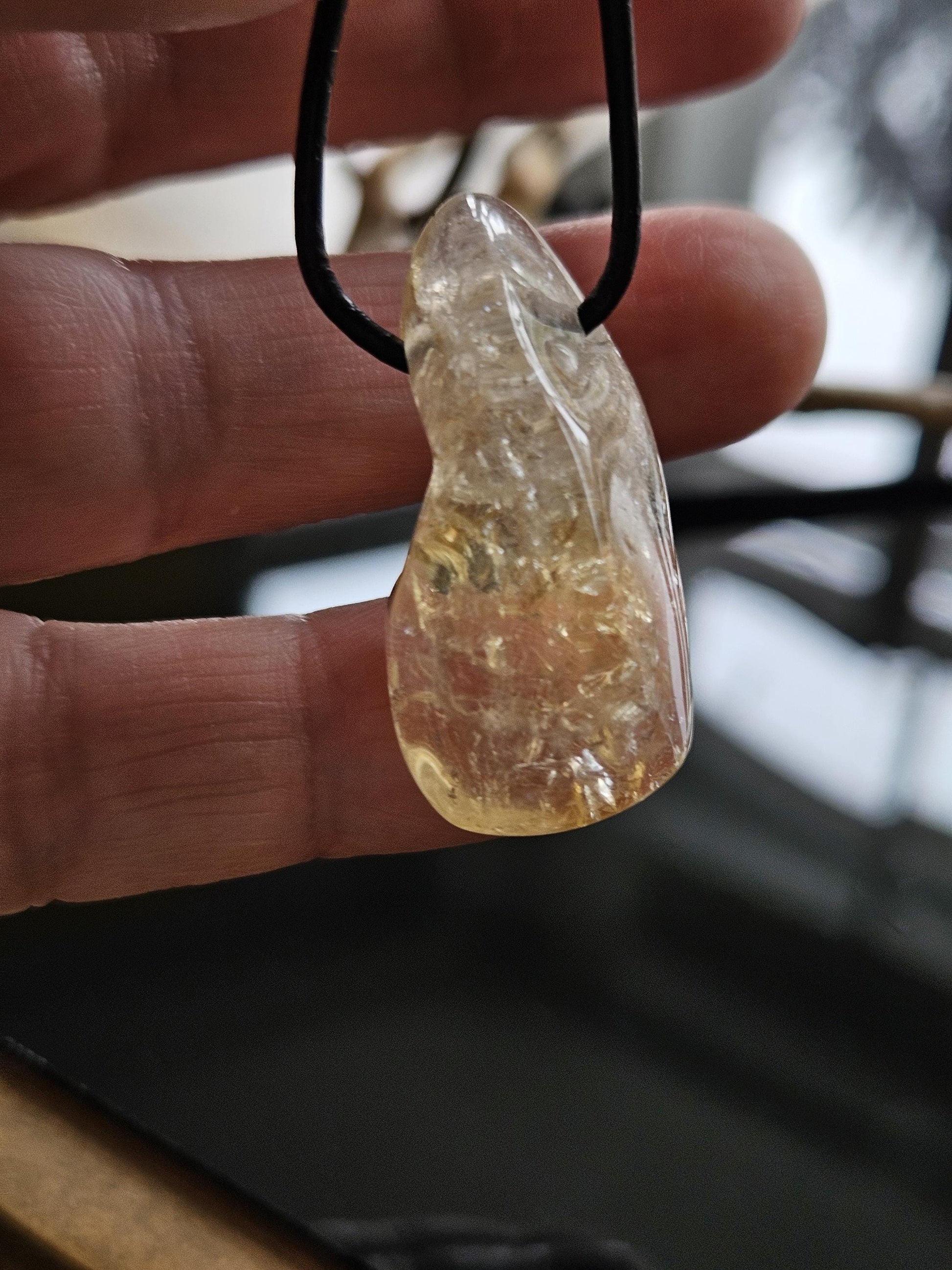 Golden Healer Bergkristall mit Citrin, 36 x 17 x 12 mm, gebohrt, an verstellbarem Lederband