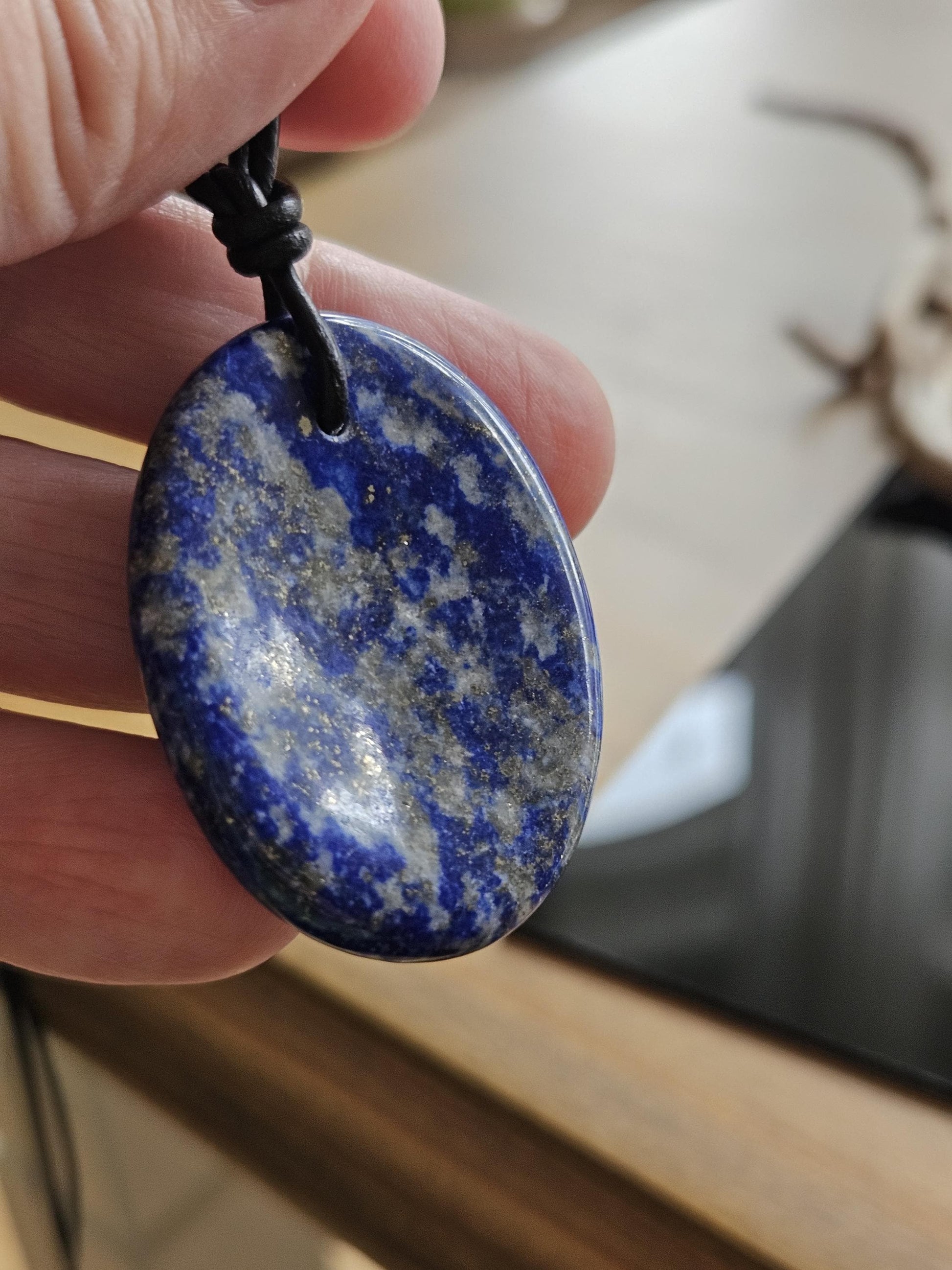 Lapislazuli Lapis Lazuli Anhänger, Worry Stone förmig Anhänger, 40 x 30 x 6 mm, gebohrt, an verstellbarem Lederband.