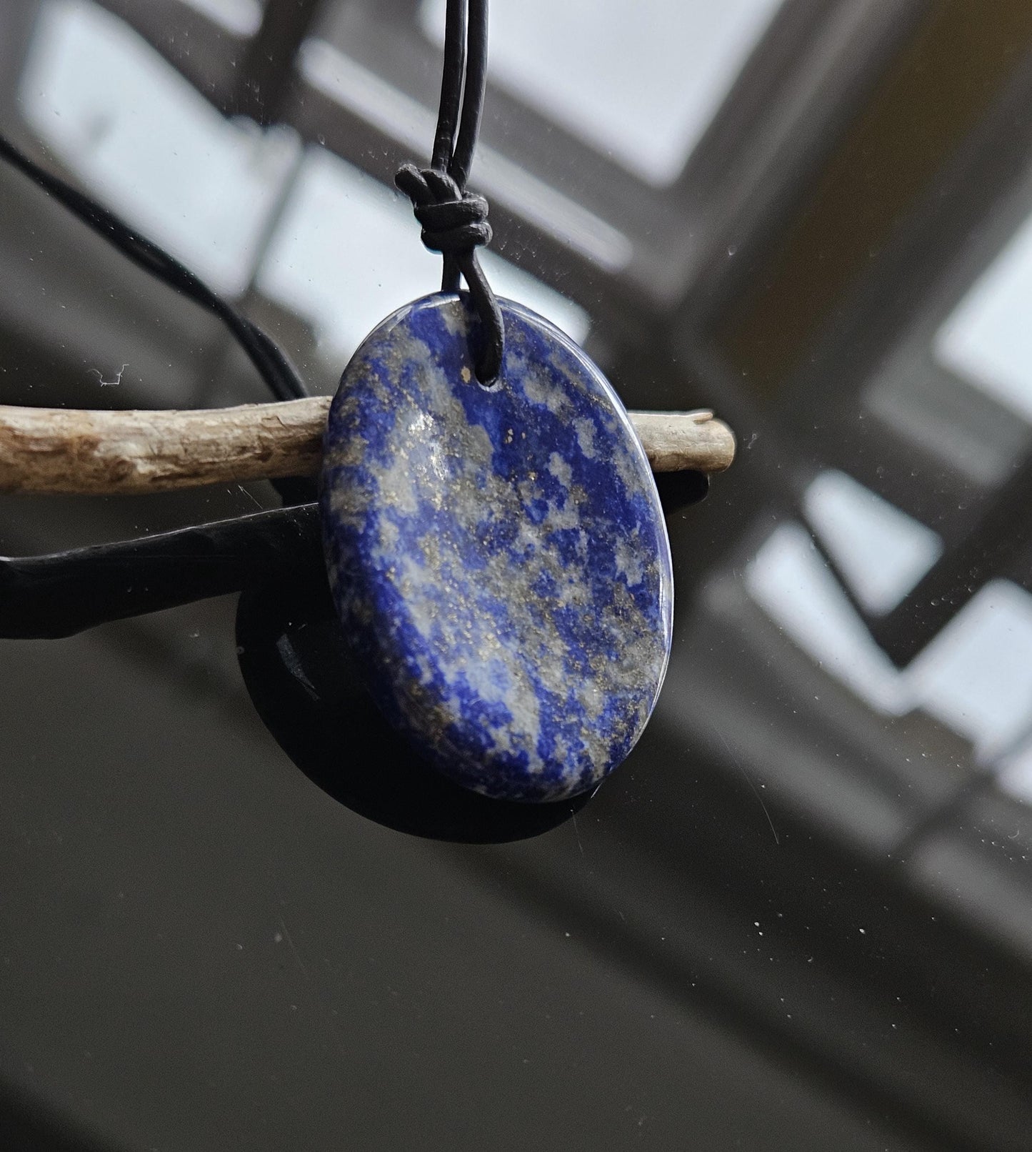 Lapislazuli Lapis Lazuli Anhänger, Worry Stone förmig Anhänger, 40 x 30 x 6 mm, gebohrt, an verstellbarem Lederband.