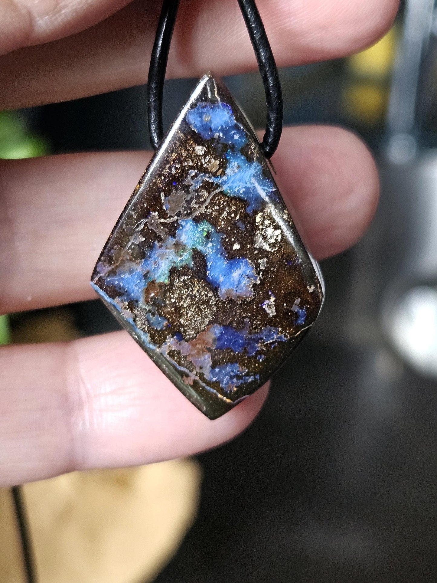 Boulder Opal, Boulderopal Anhänger, "Drachen Tanz", 35 x 23 x 9 mm, gebohrt, an verstellbarem Lederband