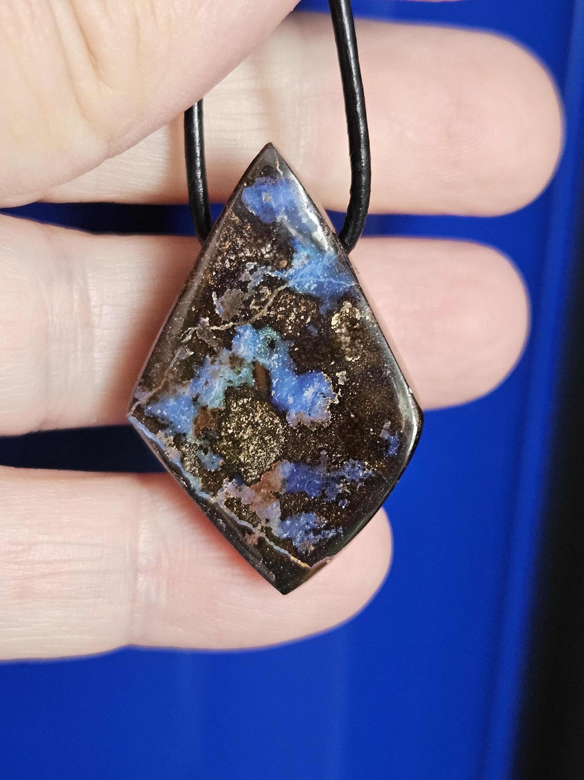 Boulder Opal, Boulderopal Anhänger, "Drachen Tanz", 35 x 23 x 9 mm, gebohrt, an verstellbarem Lederband