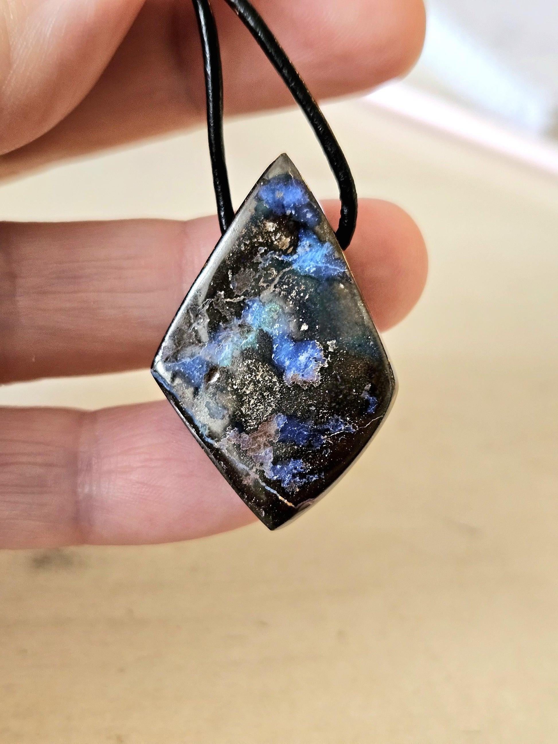 Boulder Opal, Boulderopal Anhänger, "Drachen Tanz", 35 x 23 x 9 mm, gebohrt, an verstellbarem Lederband