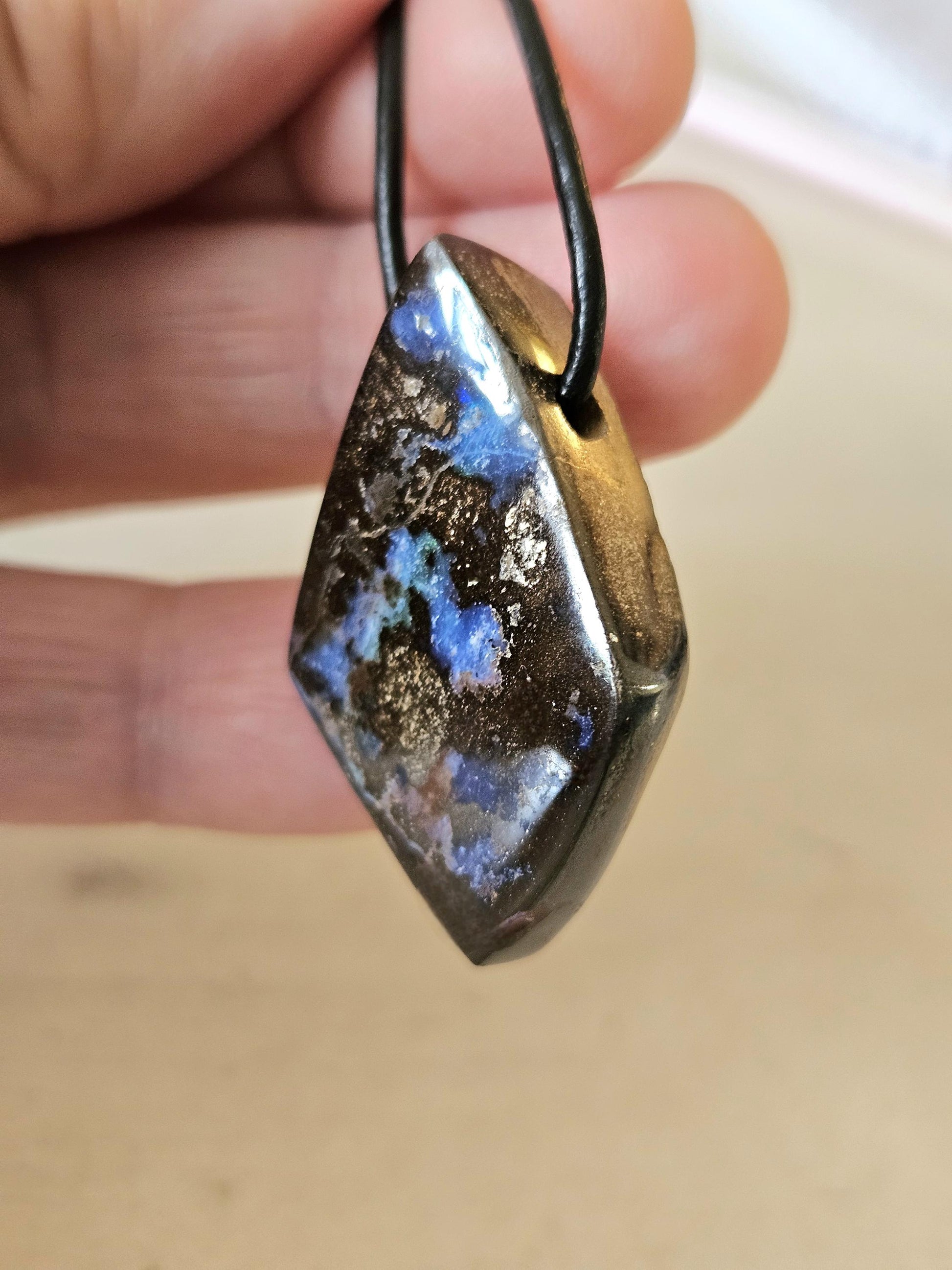 Boulder Opal, Boulderopal Anhänger, "Drachen Tanz", 35 x 23 x 9 mm, gebohrt, an verstellbarem Lederband