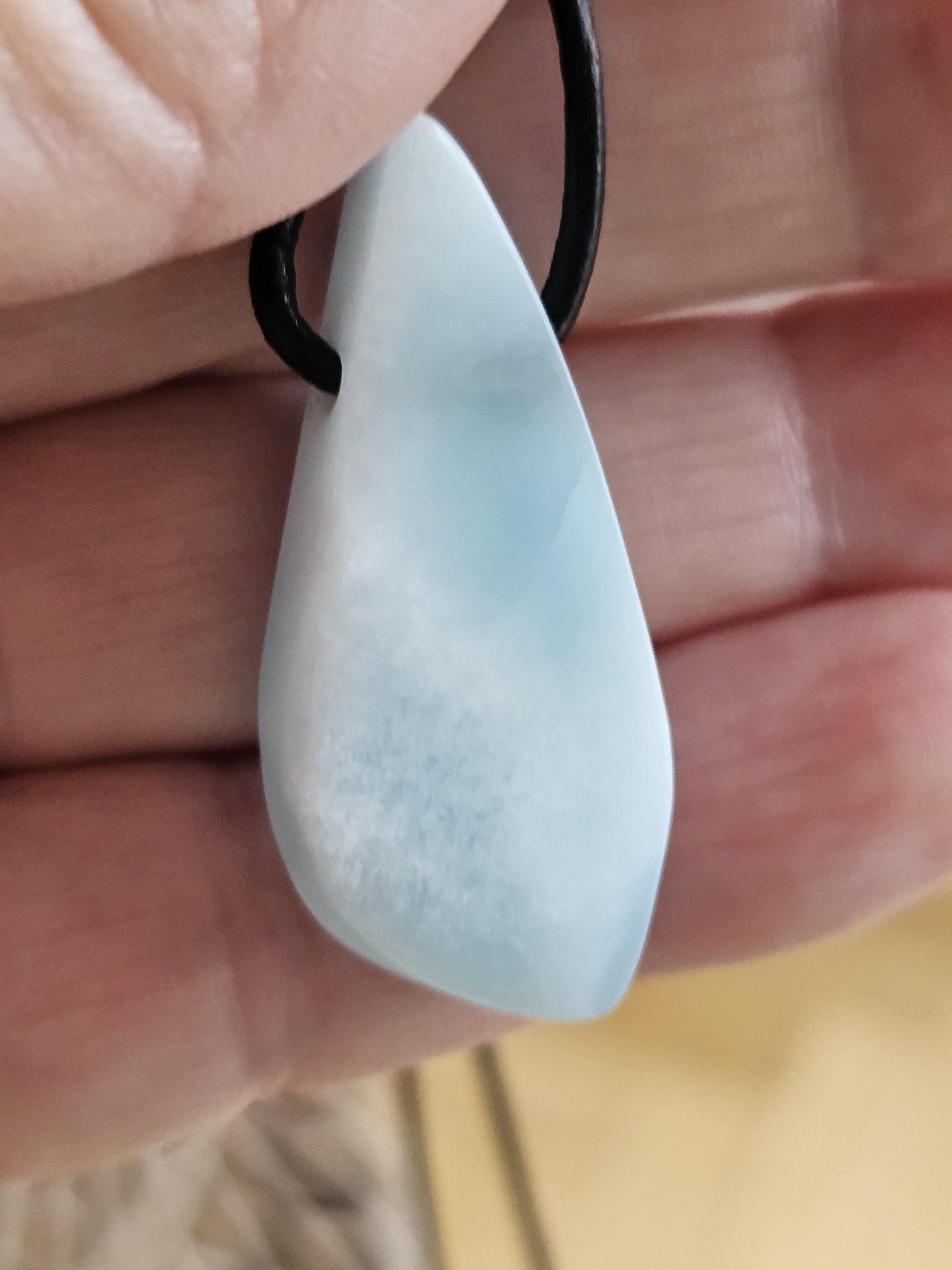 Feiner Larimar, Atlantis Stein Anhänger, 32 x 17 x 7 mm, gebohrt, Larimar Anhänger, gebohrt, an verstellbarem Lederband