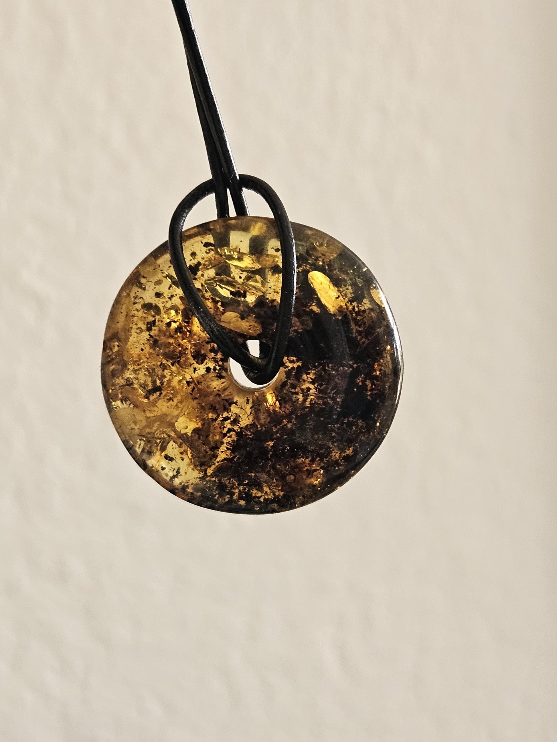 Großer hübscher Bernstein Donut Anhänger mit Einschlüssen von Blüten und Blättern Bernstein Amulett, 37 x 12 mm, an verstellbarem Lederband