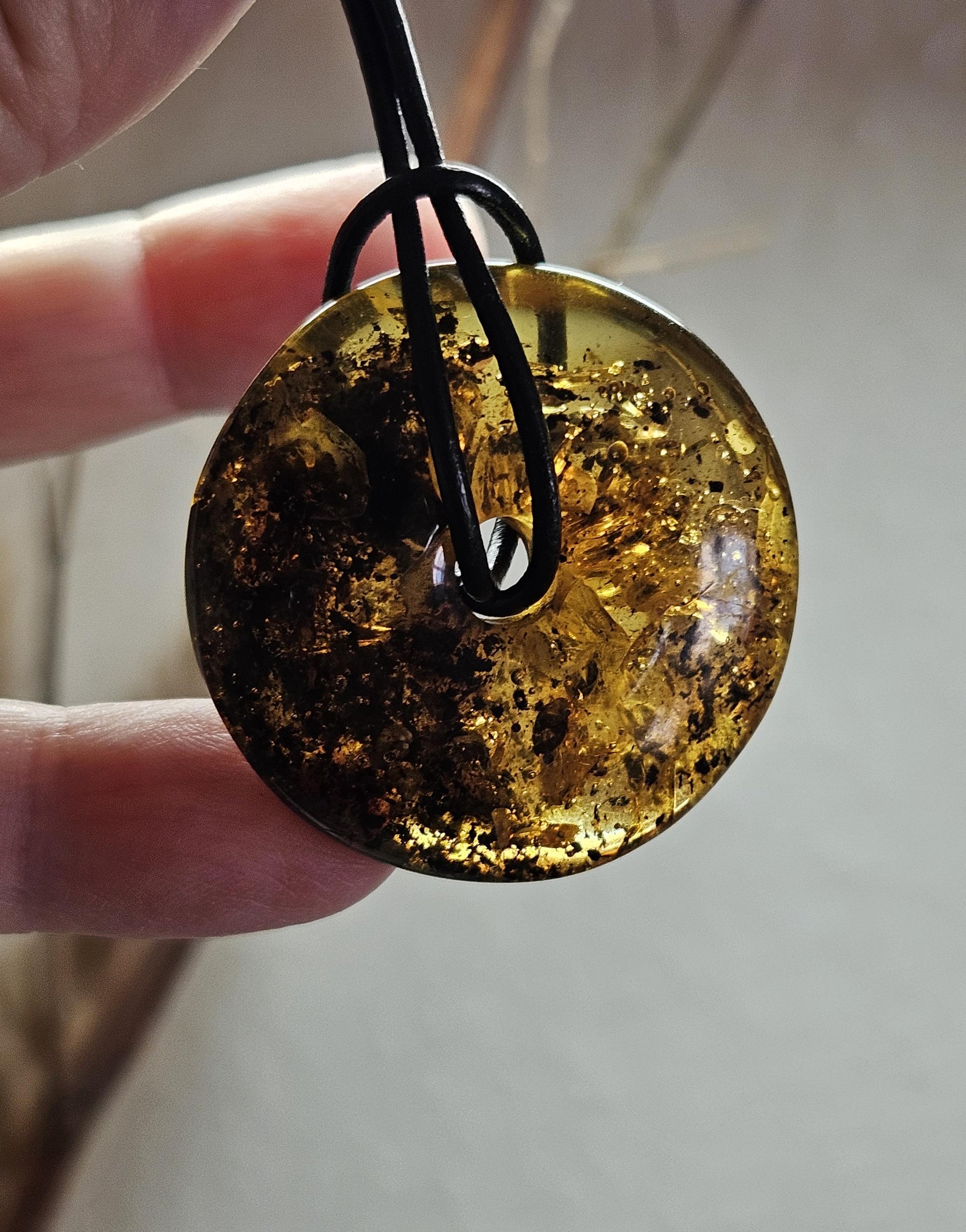 Großer hübscher Bernstein Donut Anhänger mit Einschlüssen von Blüten und Blättern Bernstein Amulett, 37 x 12 mm, an verstellbarem Lederband