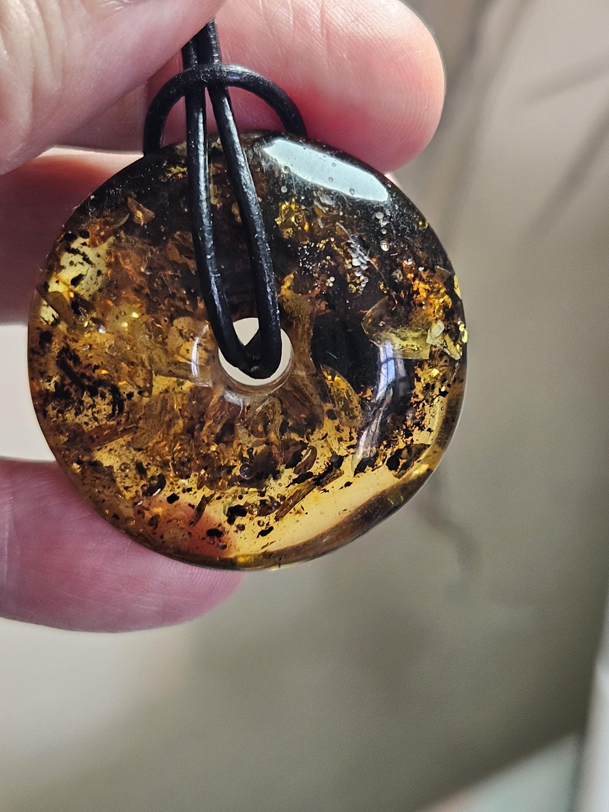 Großer hübscher Bernstein Donut Anhänger mit Einschlüssen von Blüten und Blättern Bernstein Amulett, 37 x 12 mm, an verstellbarem Lederband
