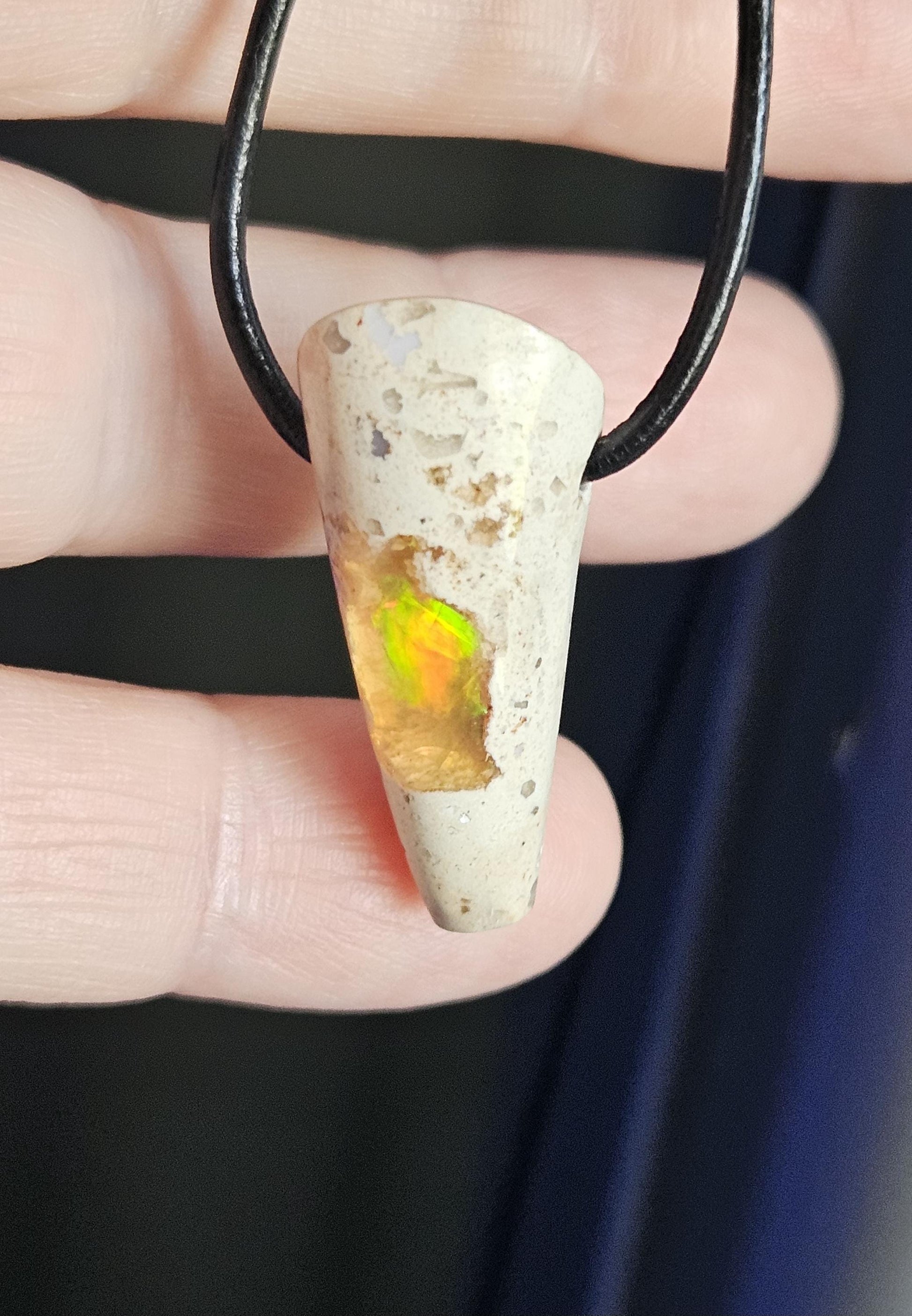 Phantastischer mexikanischer Feueropal Anhänger, 31 x 15 x 13 mm, gebohrt, an verstellbarem Lederband