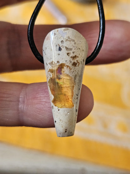 Phantastischer mexikanischer Feueropal Anhänger, 31 x 15 x 13 mm, gebohrt, an verstellbarem Lederband