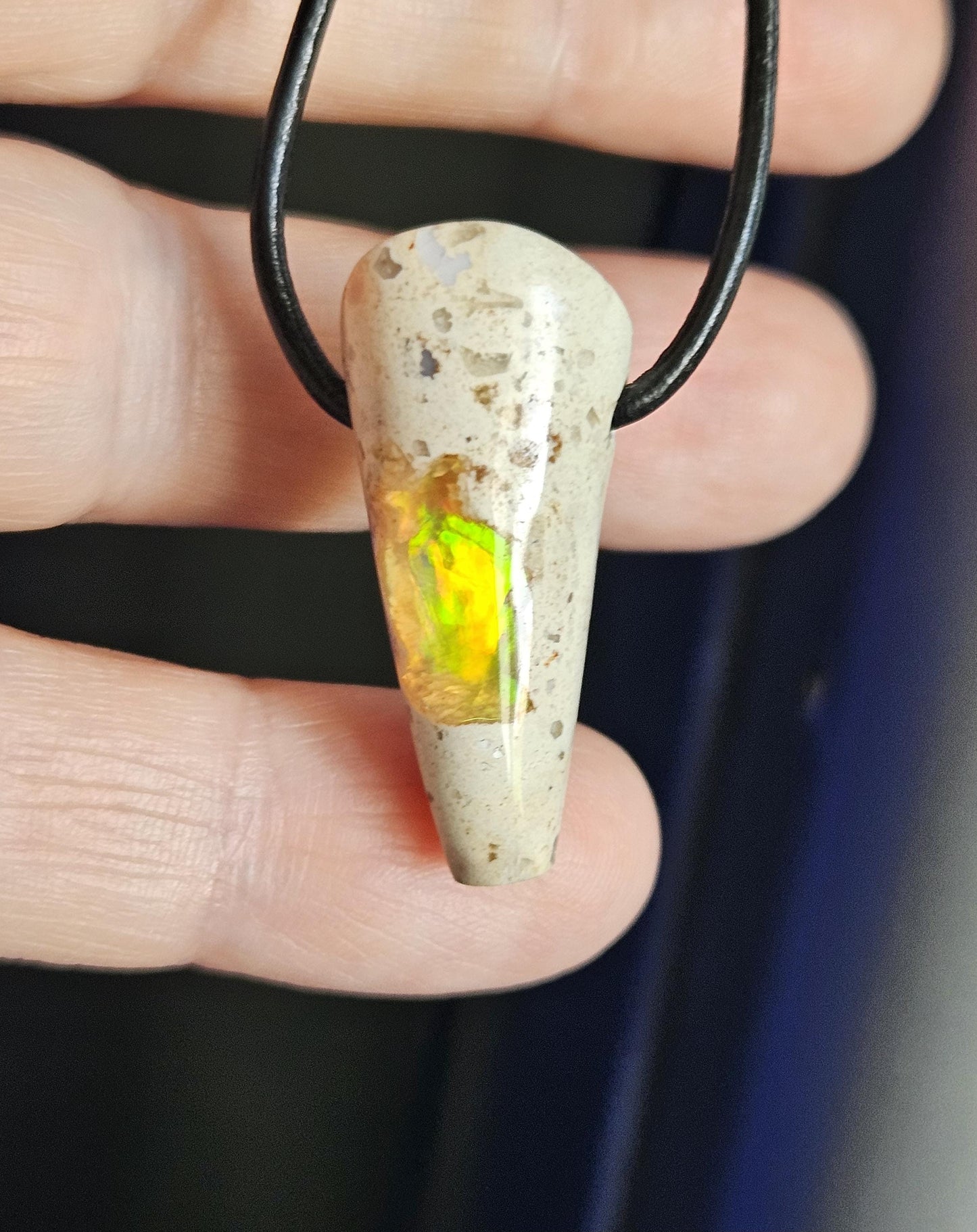 Phantastischer mexikanischer Feueropal Anhänger, 31 x 15 x 13 mm, gebohrt, an verstellbarem Lederband