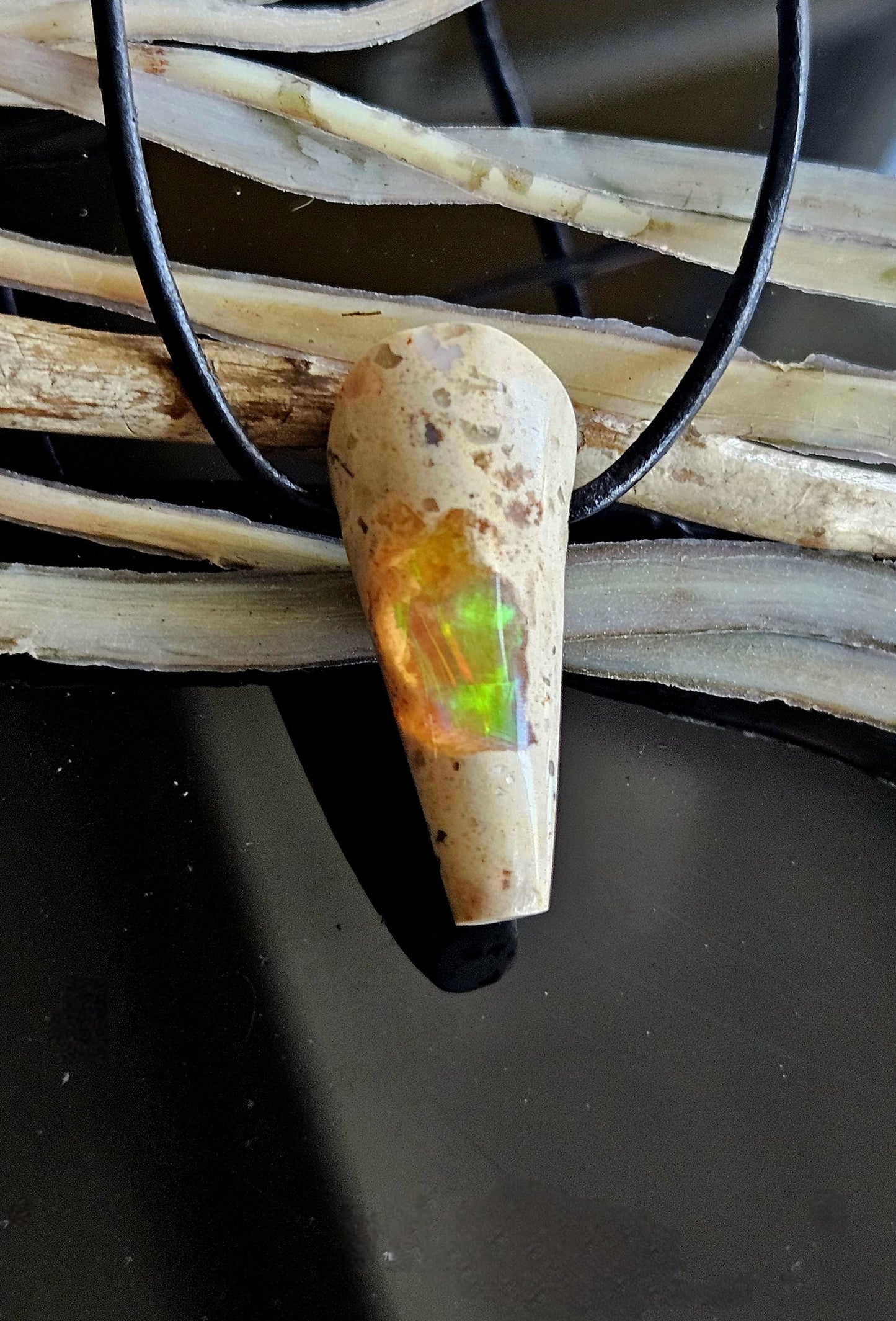 Phantastischer mexikanischer Feueropal Anhänger, 31 x 15 x 13 mm, gebohrt, an verstellbarem Lederband