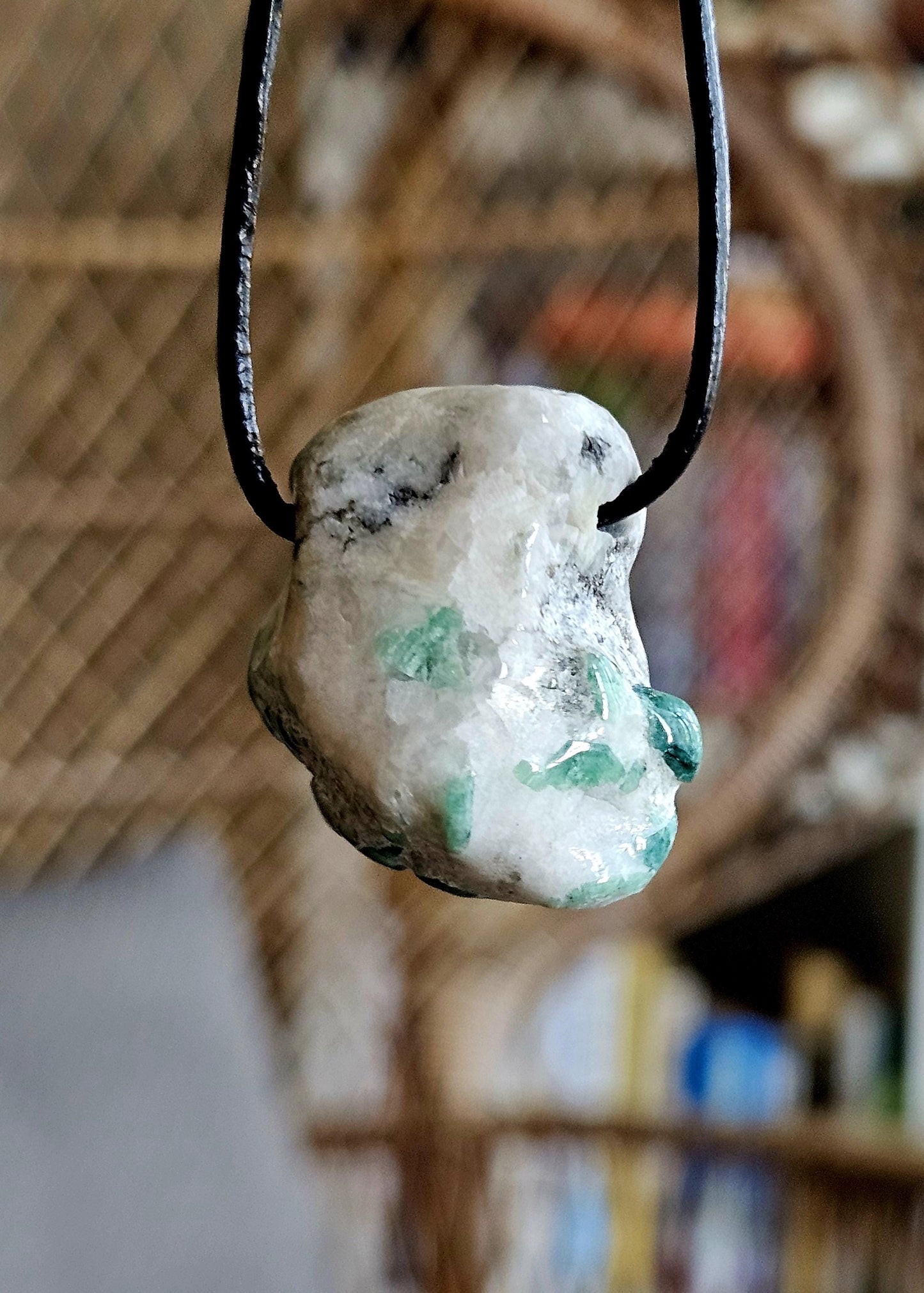 Smaragd im Muttergestein, Anhänger, 28 x 25 x 15 mm, gebohrt, an verstellbarem Lederband