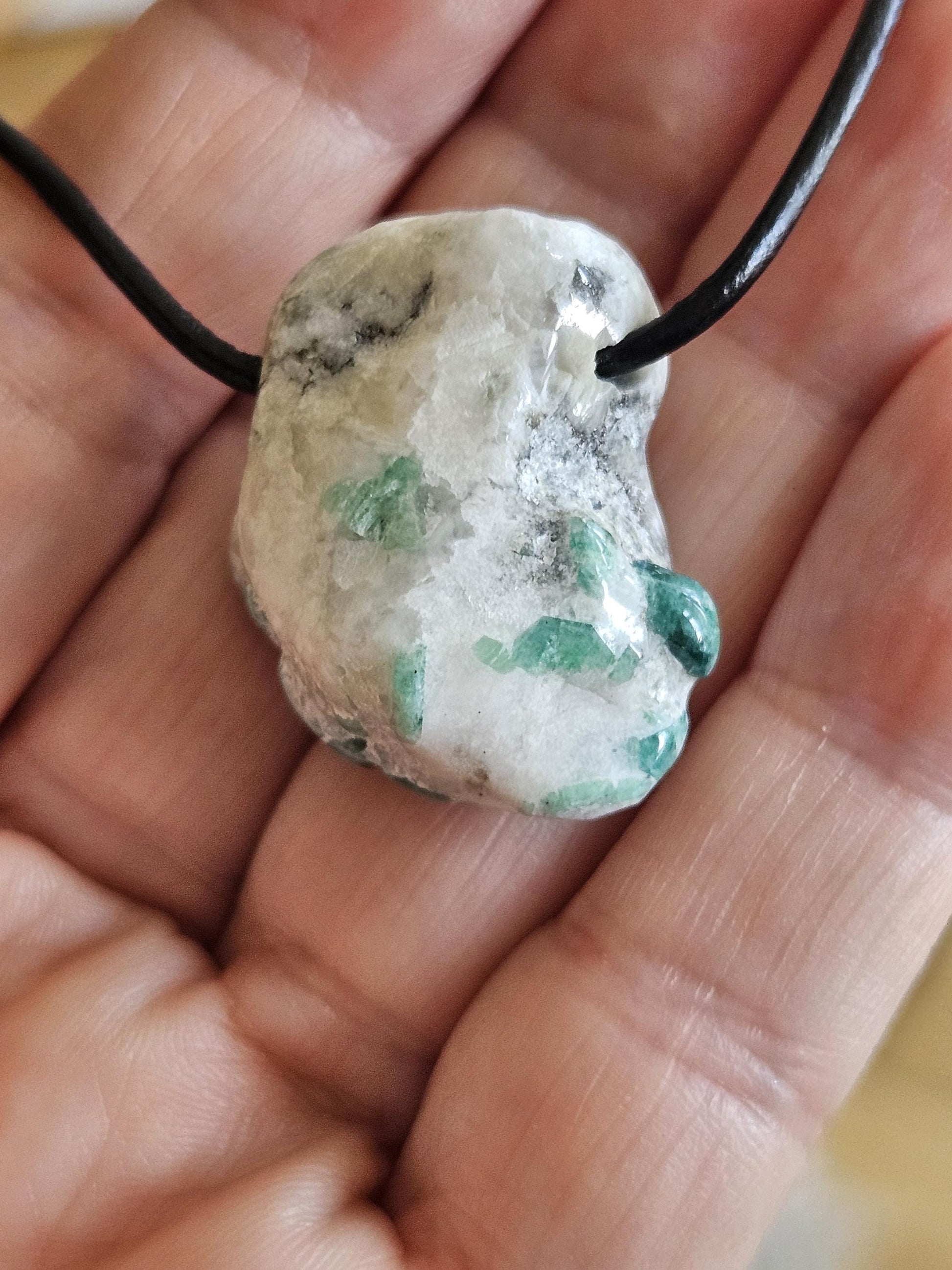 Smaragd im Muttergestein, Anhänger, 28 x 25 x 15 mm, gebohrt, an verstellbarem Lederband