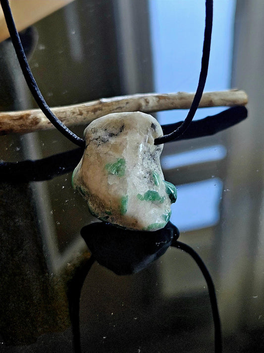 Smaragd im Muttergestein, Anhänger, 28 x 25 x 15 mm, gebohrt, an verstellbarem Lederband