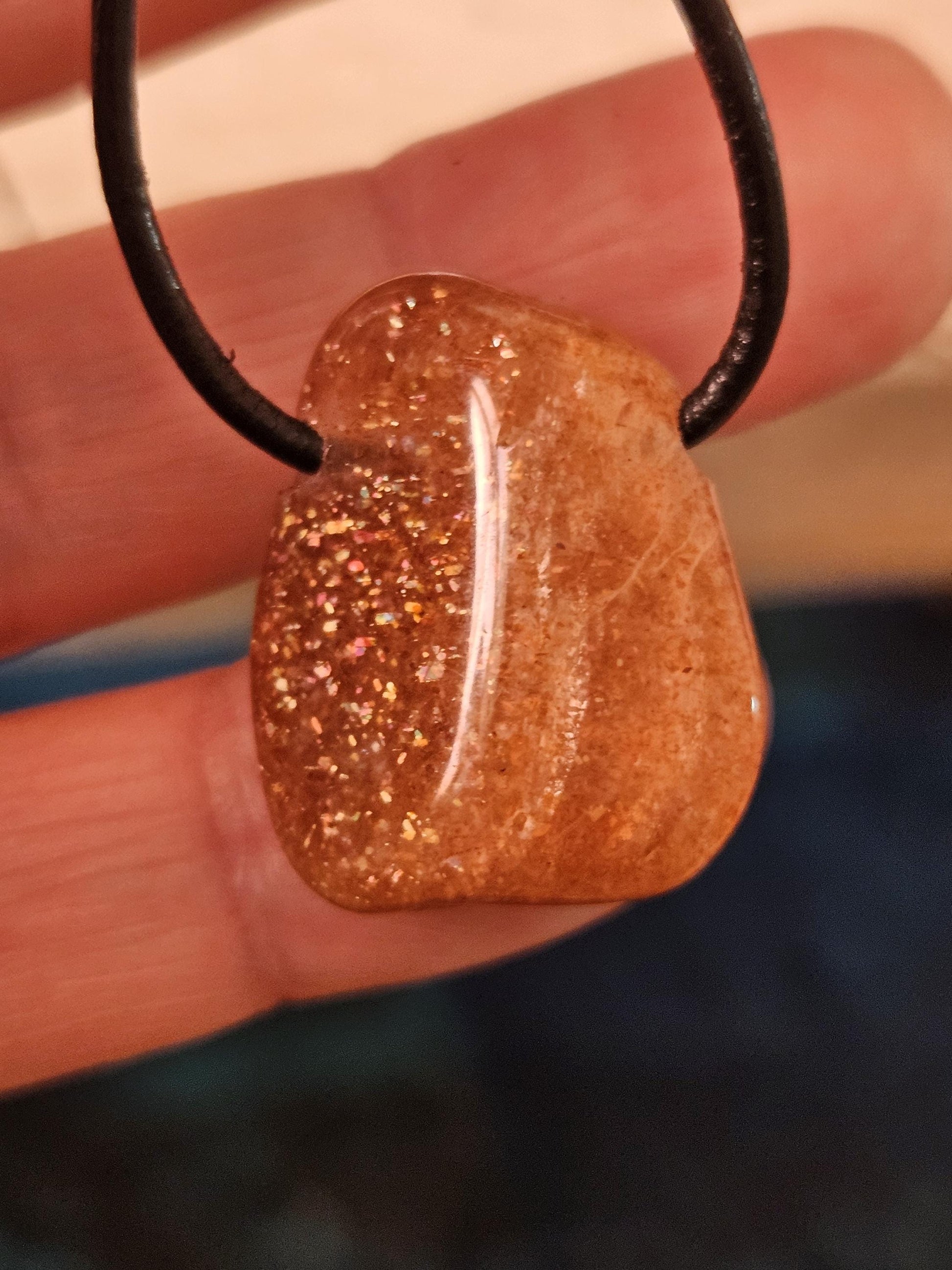 Glitzernder Sonnenstein Anhänger, 25 x 19 x 10 mm, gebohrt, an verstellbarem Lederband