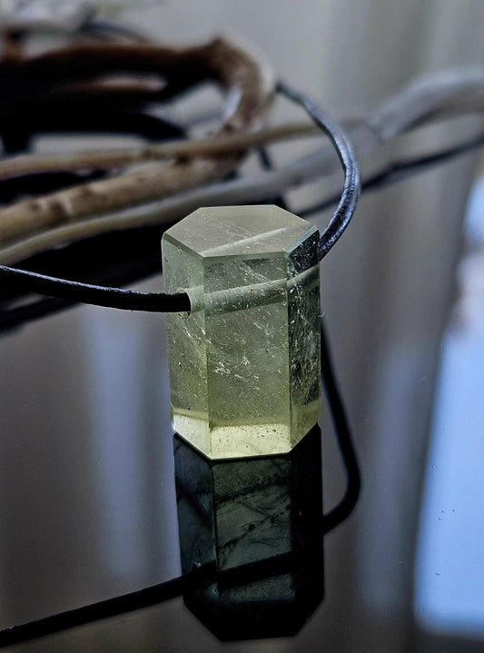 Kraftvoller Heliodor gelb grüner Beryll Goldberyll grün Kristall Stäbchen, Anhänger, 24 x 14 x 15 mm, gebohrt, an verstellbarem Lederband