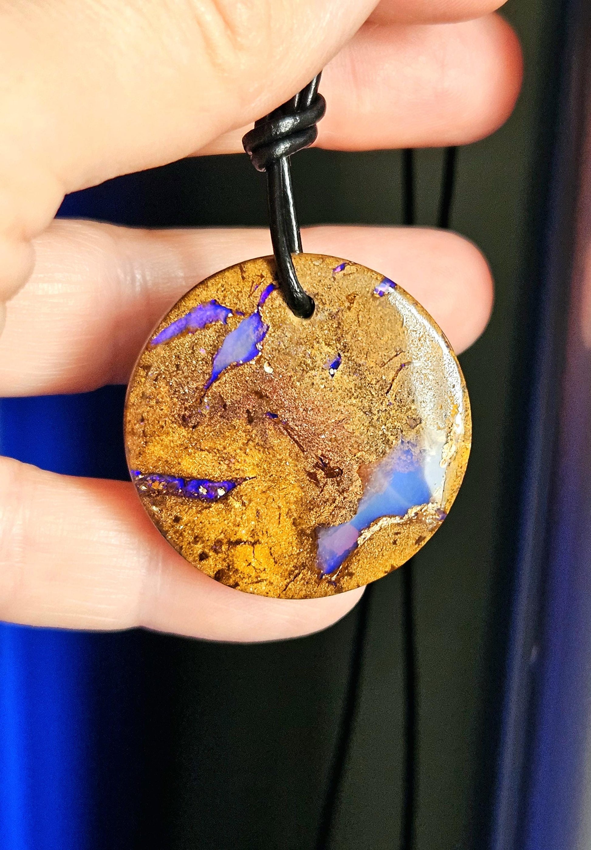 Magischer Boulder Opal Anhänger,"Mother Earth", 33 x 33 x 7 mm, gebohrt, an verstellbarem Lederband, beidseitig tragbar