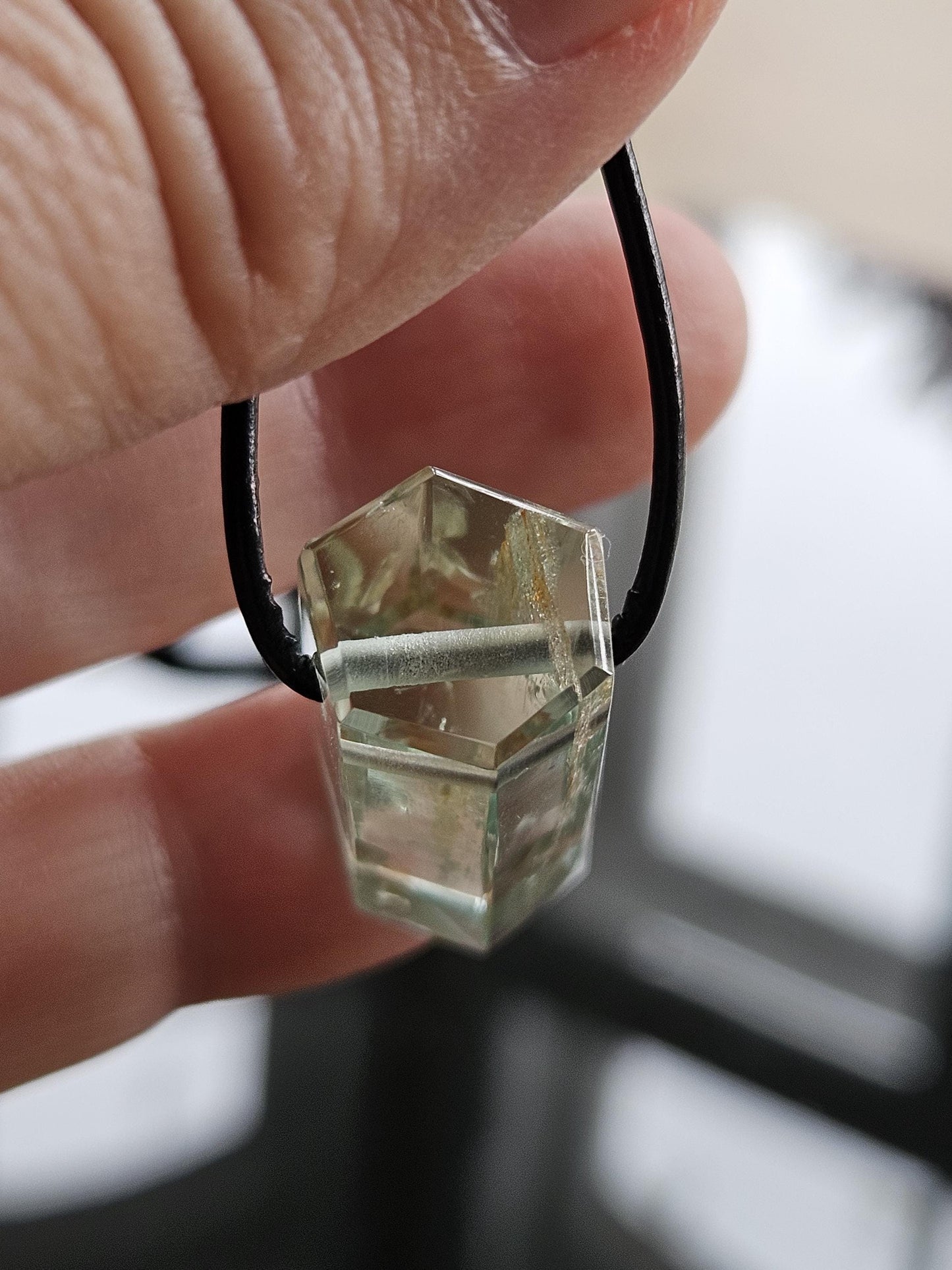 Aquamarin Stäbchen XXL, Beryll Rohstein Farbe Anhänger 29 x 15 x 14 mm, gebohrt, am Lederband, 9,03 g., 45,15 ct.