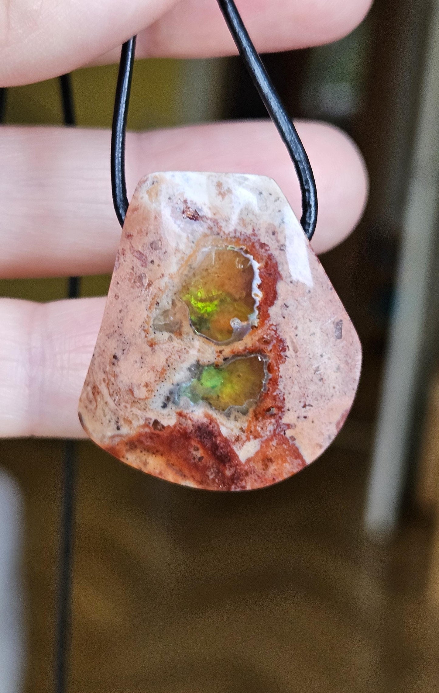 Geheimnisvoller mexikanischer Feueropal Anhänger, 31 x 30 x 10 mm, gebohrt, an verstellbarem Lederband