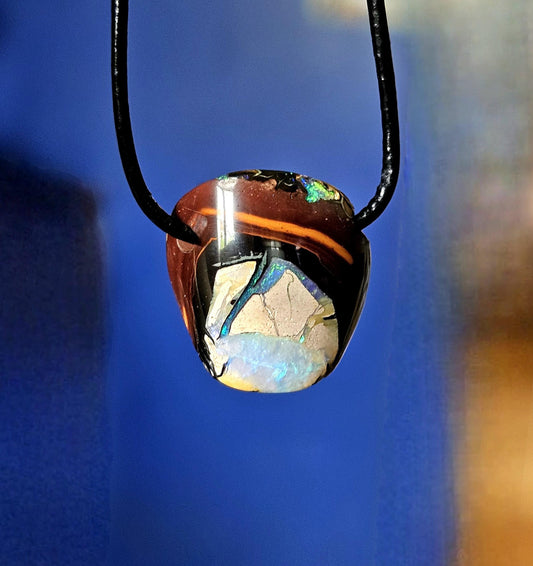 Wunderschöner Boulder Opal, Boulderopal Anhänger, "Wonder of Nature", 21 x 21 x 10 mm, gebohrt, an verstellbarem Lederband
