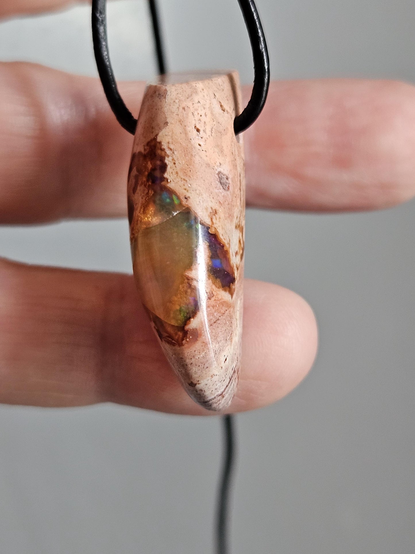 Mexikanischer Feueropal Anhänger, 38 x 13 x 14 mm, gebohrt, an verstellbarem Lederband