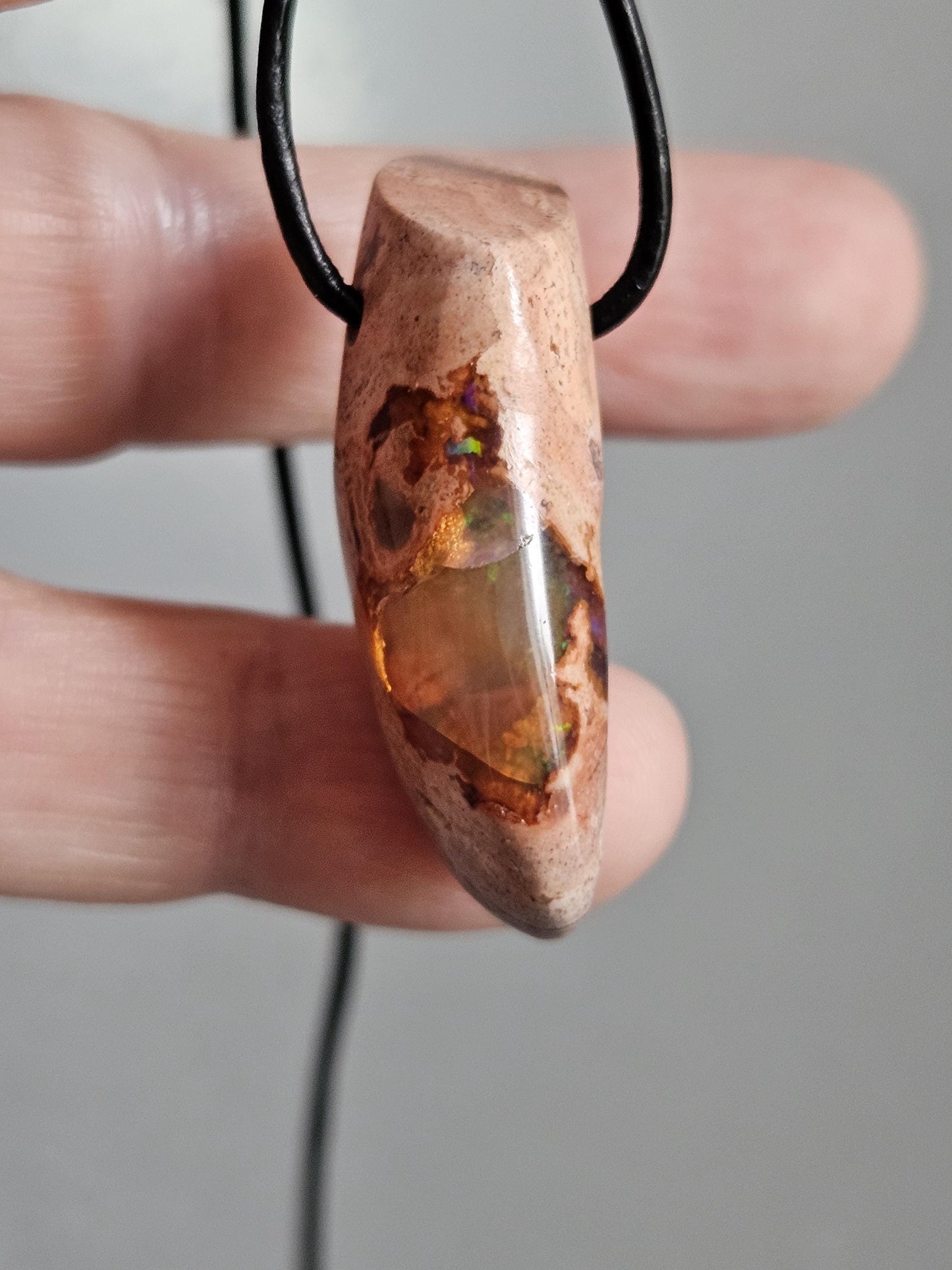 Mexikanischer Feueropal Anhänger, 38 x 13 x 14 mm, gebohrt, an verstellbarem Lederband